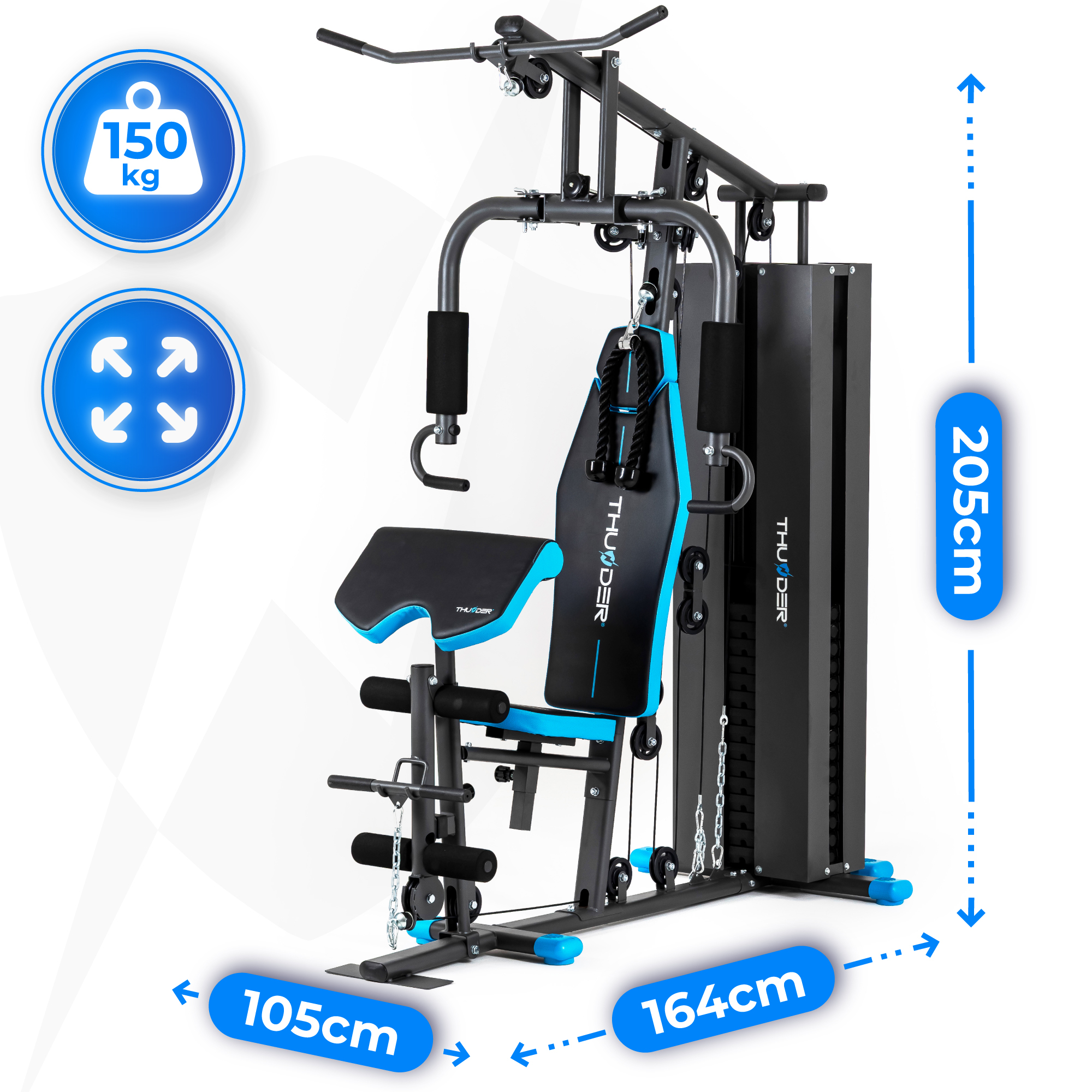 Czarno-niebieska maszyna do ćwiczeń w domu z wymiarami. Posiada obciążniki, bloczki i siedzisko. Są też wskaźniki wagi.