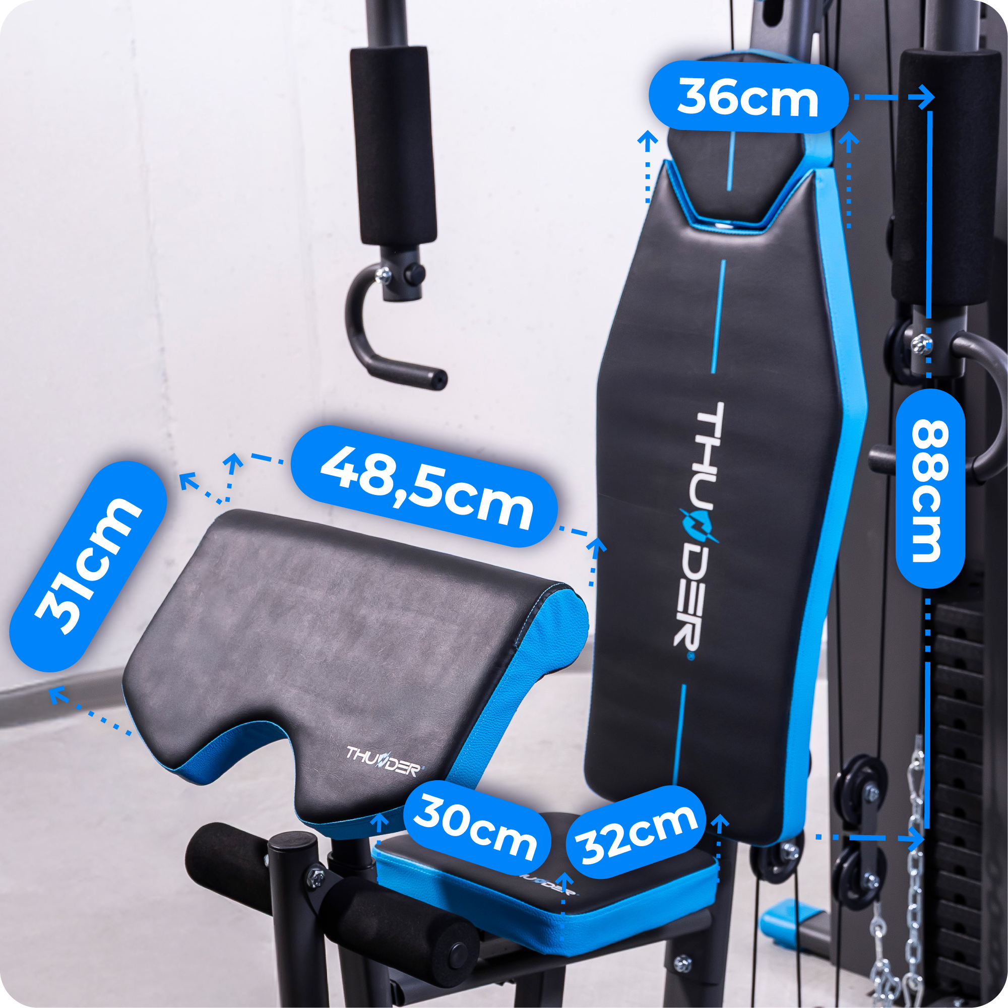 Czarno-niebieska maszyna do ćwiczeń. Wymiary w cm wyświetlane są na różnych częściach maszyny.