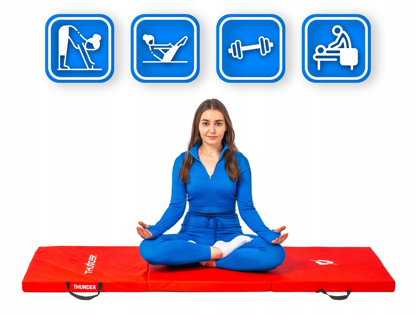 Kobieta w niebieskim medytuje na czerwonej macie. Cztery niebieskie ikony z ilustracjami ćwiczeń nad nią.