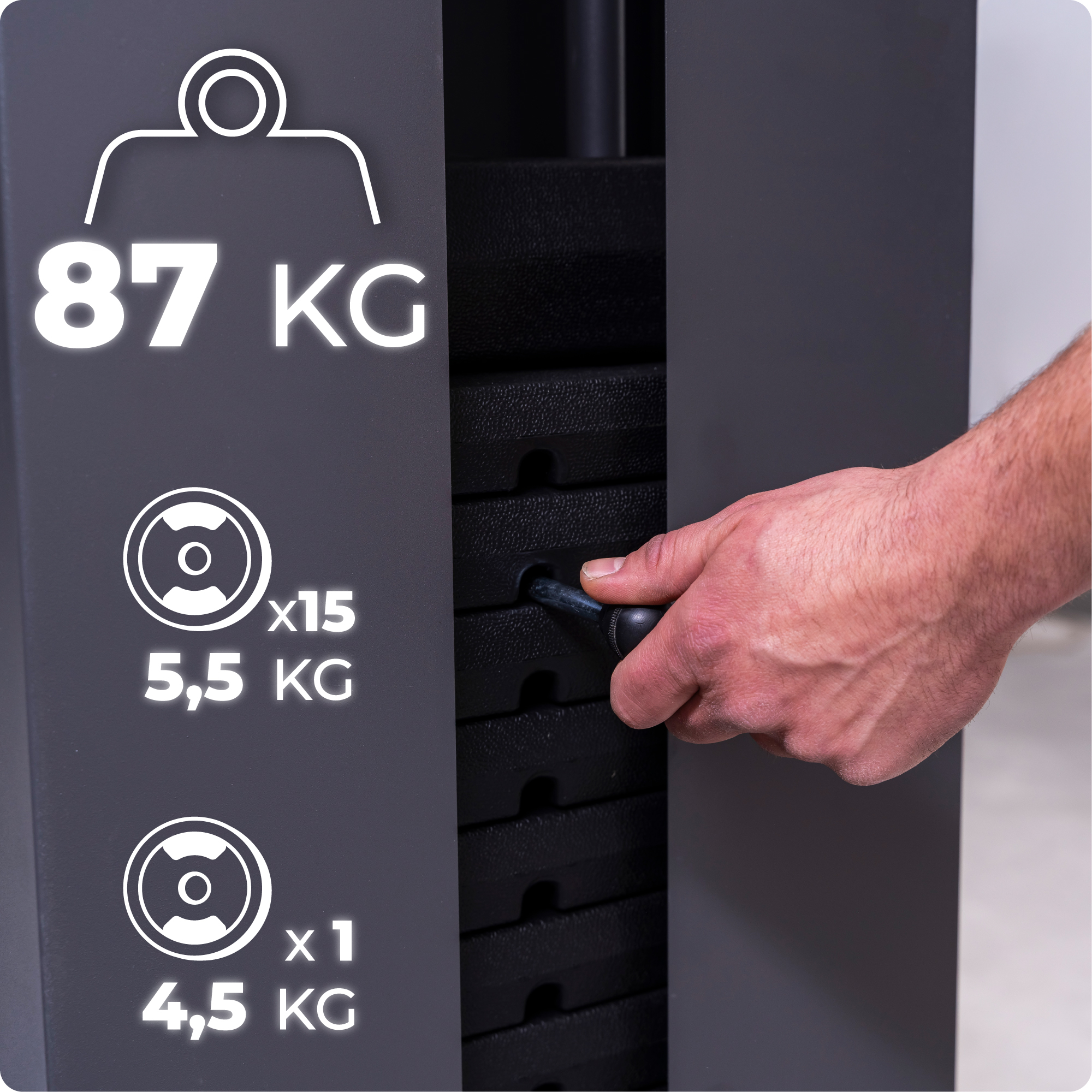 Ręka wyciąga szpilkę z maszyny do ćwiczeń z obciążeniem. Maszyna pokazuje 87 KG. Obciążniki są czarne, z białymi szczegółami.