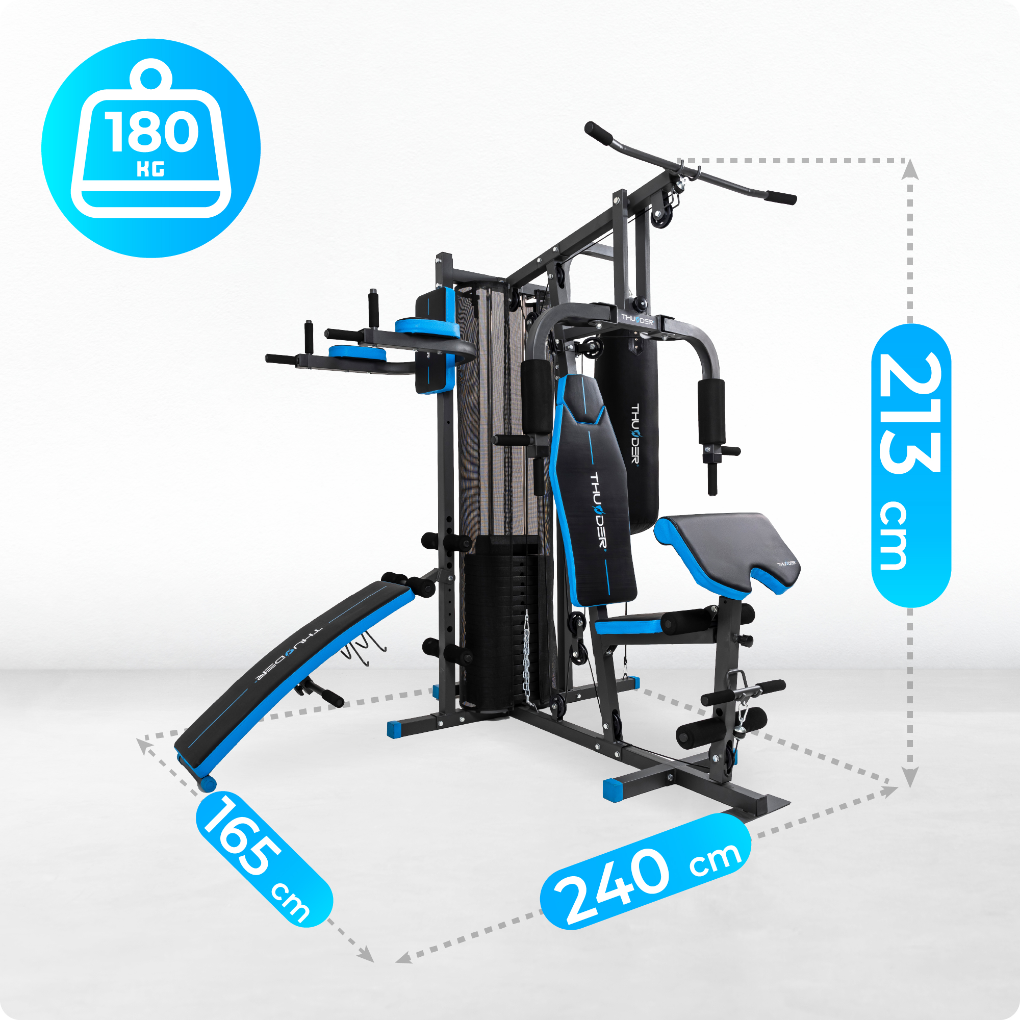 Czarno-niebieska domowa siłownia z oznaczonymi wymiarami. Posiada worek bokserski, ławkę i stos ciężarów. Wyświetlany jest limit wagi.