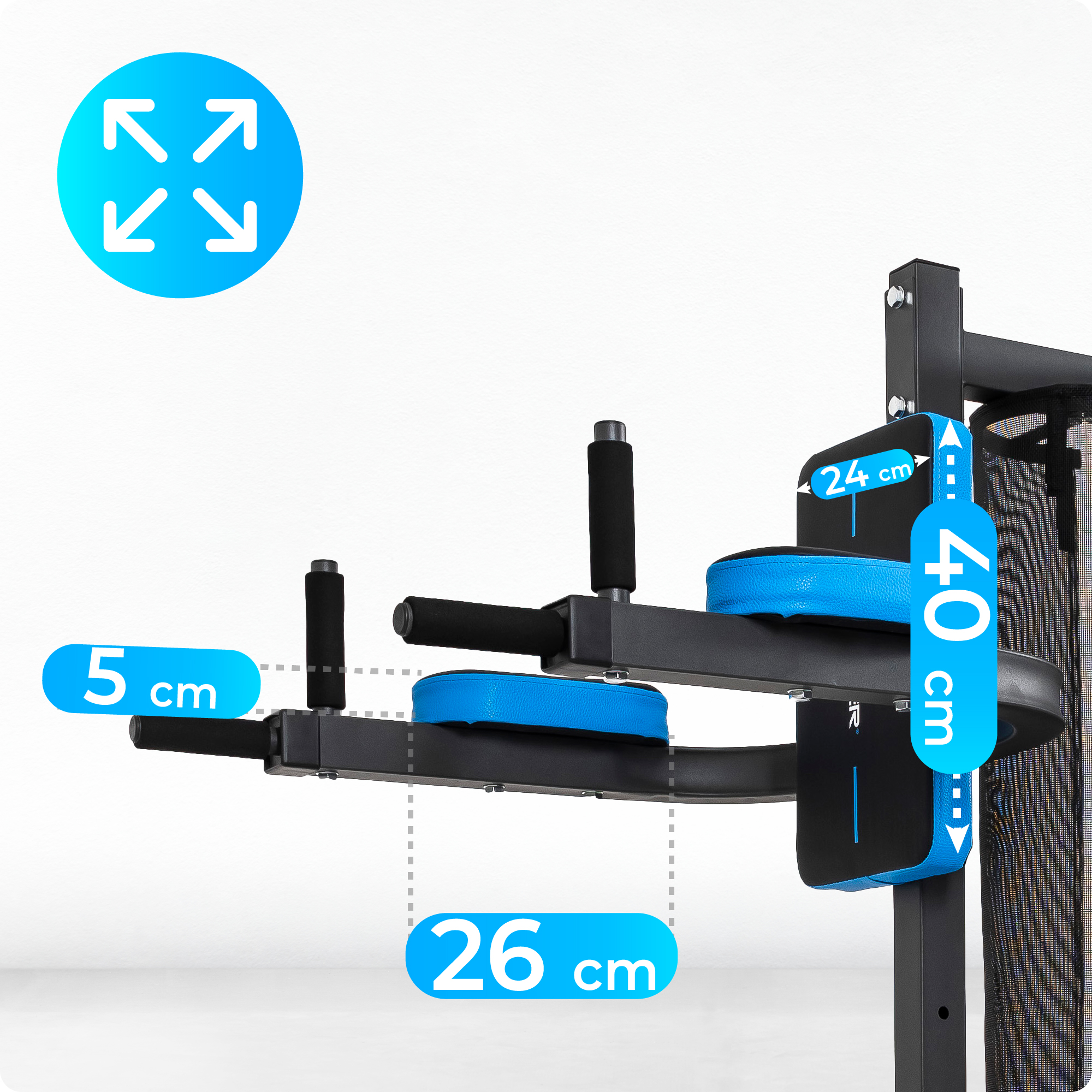 Czarno-niebieska maszyna do ćwiczeń z wymiarami w cm. Niebieskie koło ze strzałkami w rogu.