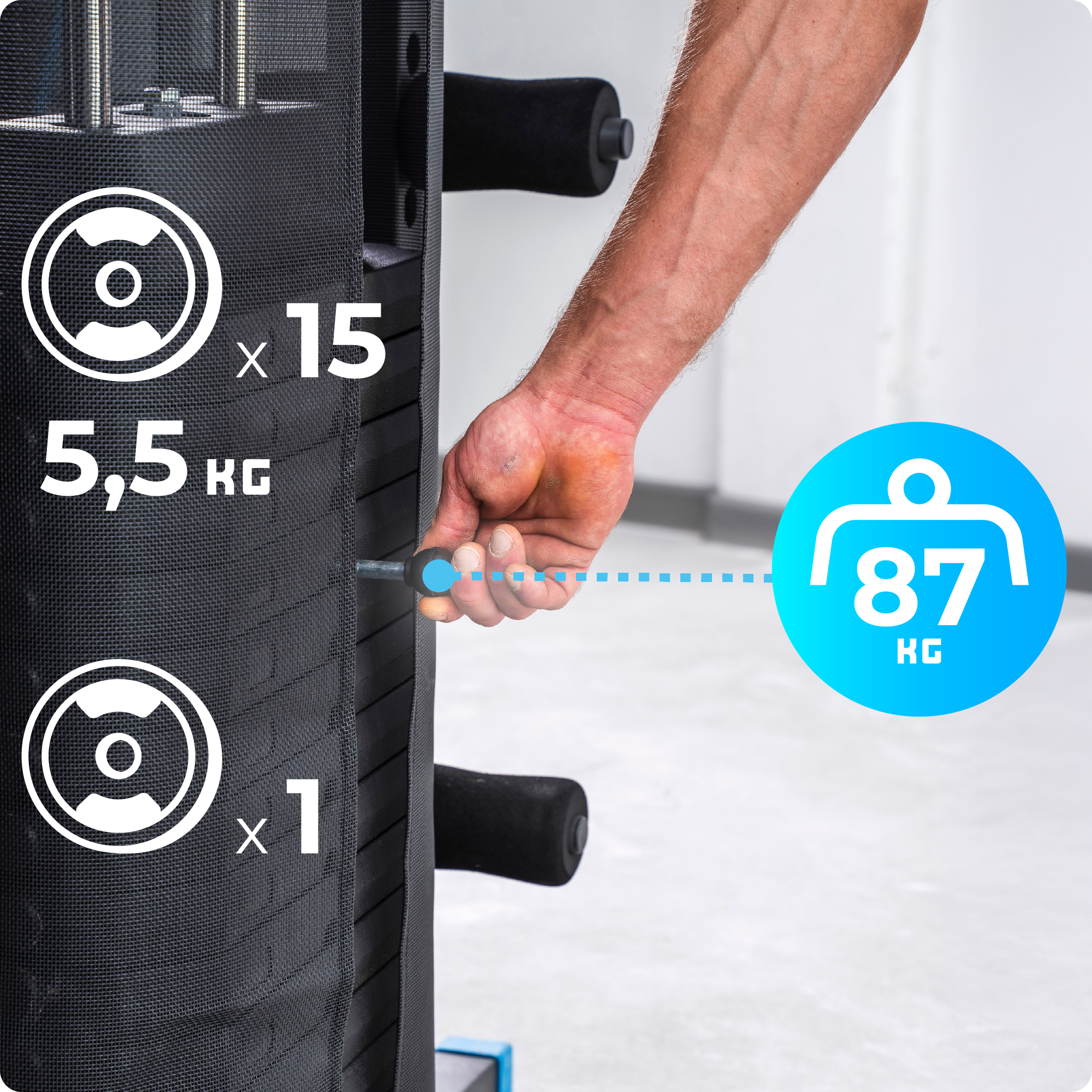 Osoba reguluje ciężary na maszynie do ćwiczeń. Maszyna wyświetla informacje o wadze. Niebieskie koło pokazuje 87 kg.