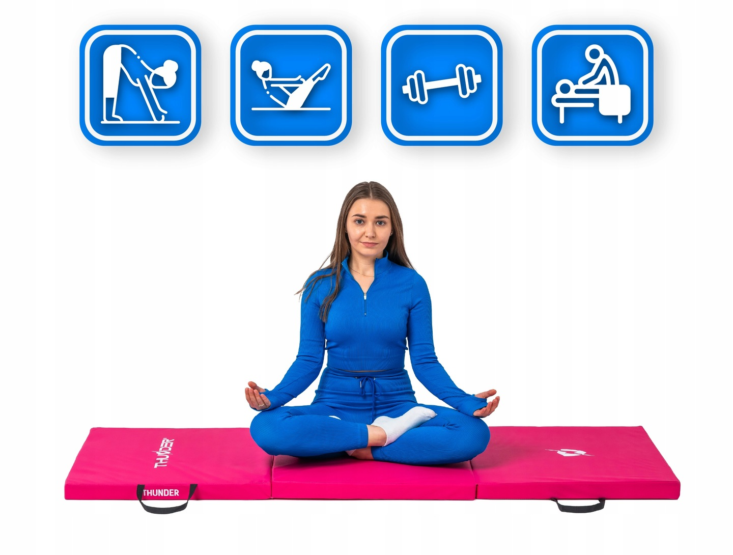 Kobieta w niebieskim stroju sportowym siedzi w pozycji lotosu na różowej macie. Powyżej znajdują się ikony ćwiczeń w niebieskich kwadratach. Białe tło.