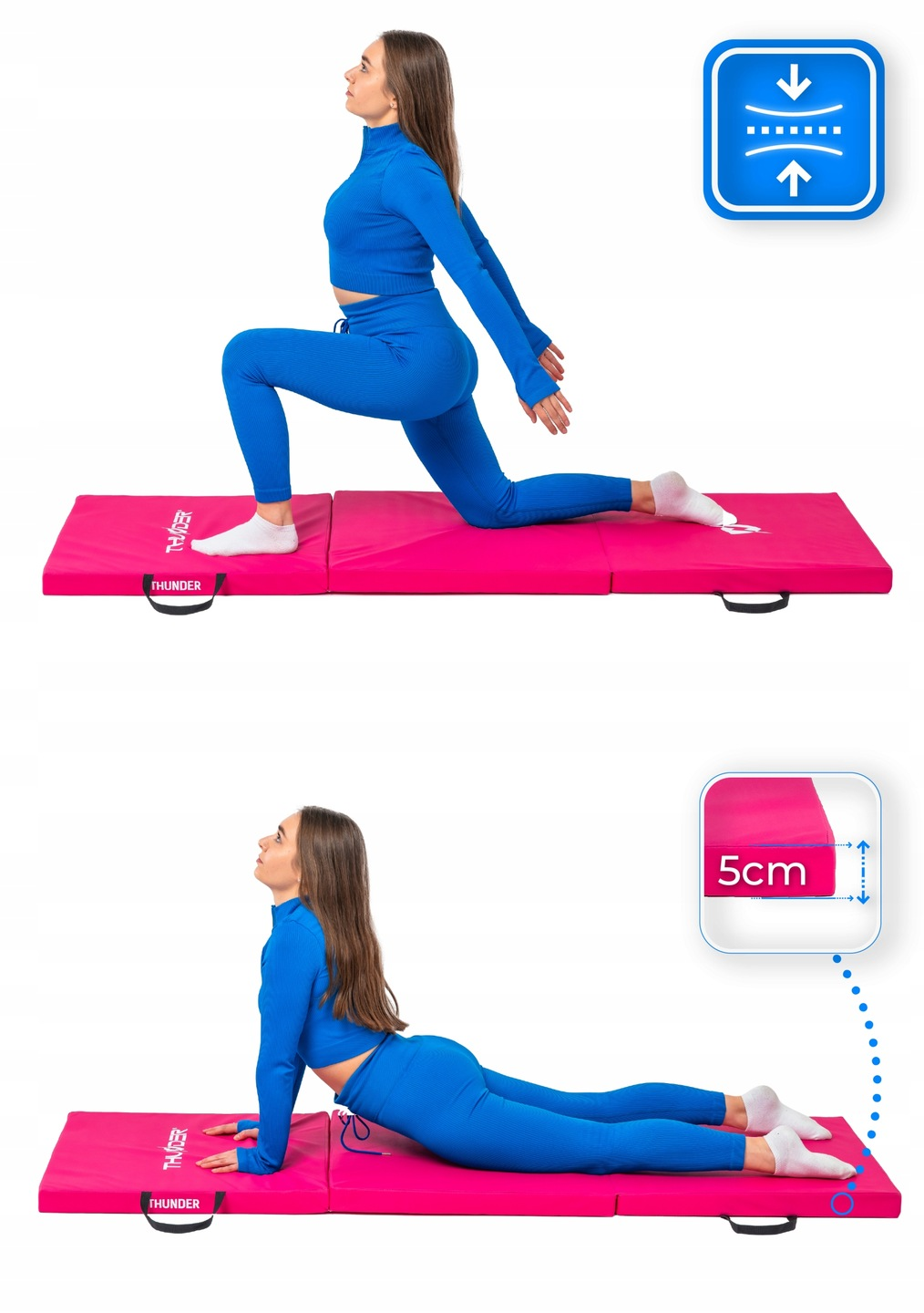 Kobieta w niebieskim stroju sportowym, ćwiczy jogę na różowej macie. Mata ma czarny uchwyt i logo marki. Tło jest białe.