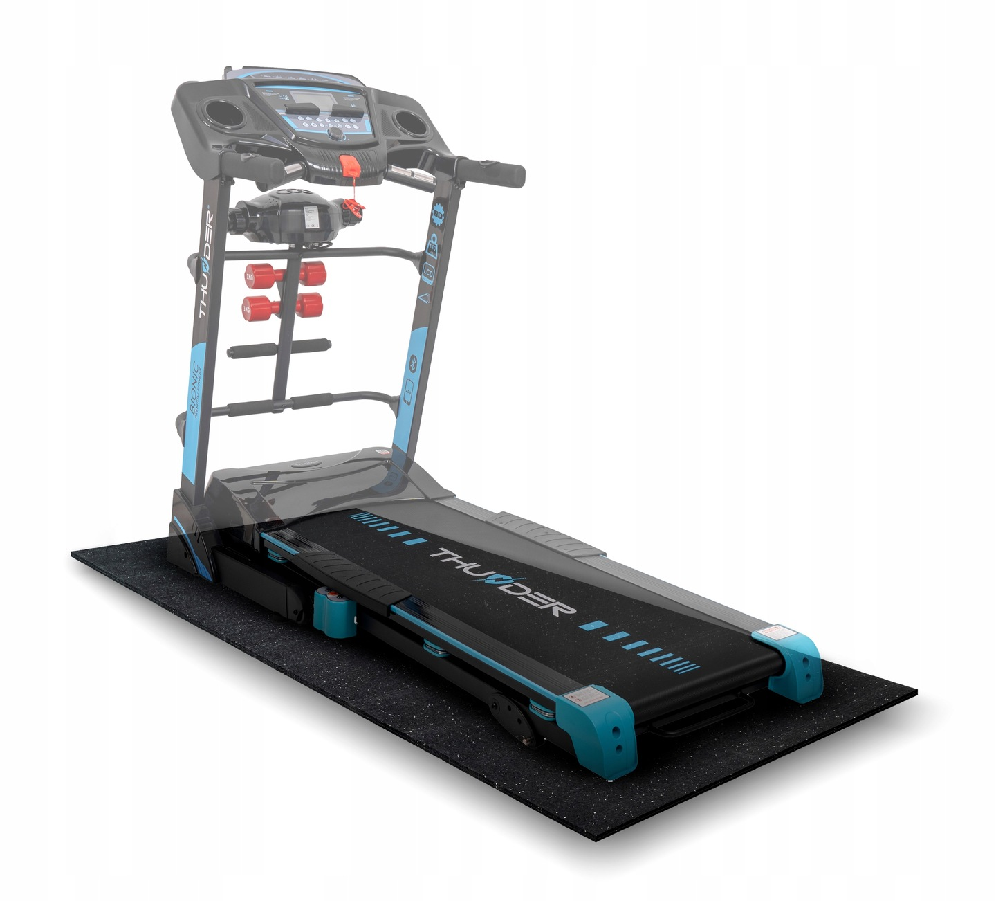Bieżnia z niebieskimi akcentami i czerwonymi hantlami. Stoi na czarnej macie. Nazwa marki to "THUNDER".