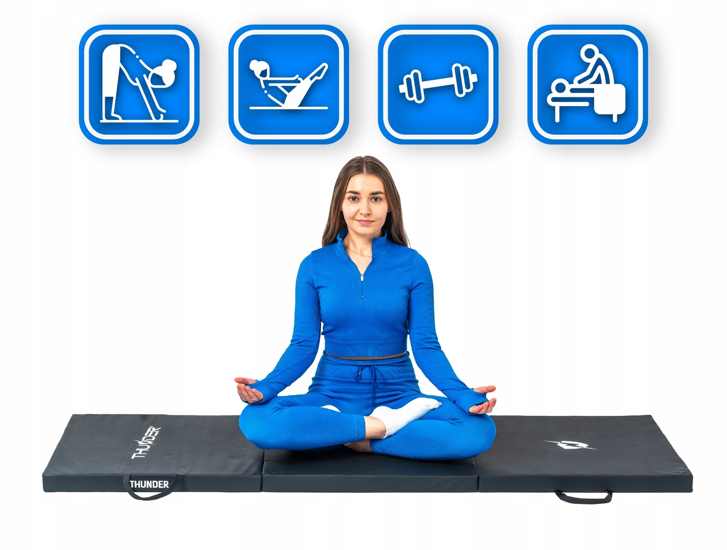 Kobieta w niebieskim stroju sportowym siedzi w pozycji lotosu na macie. Powyżej niebieskie ikony pozycji jogi, ciężarów i masażu.