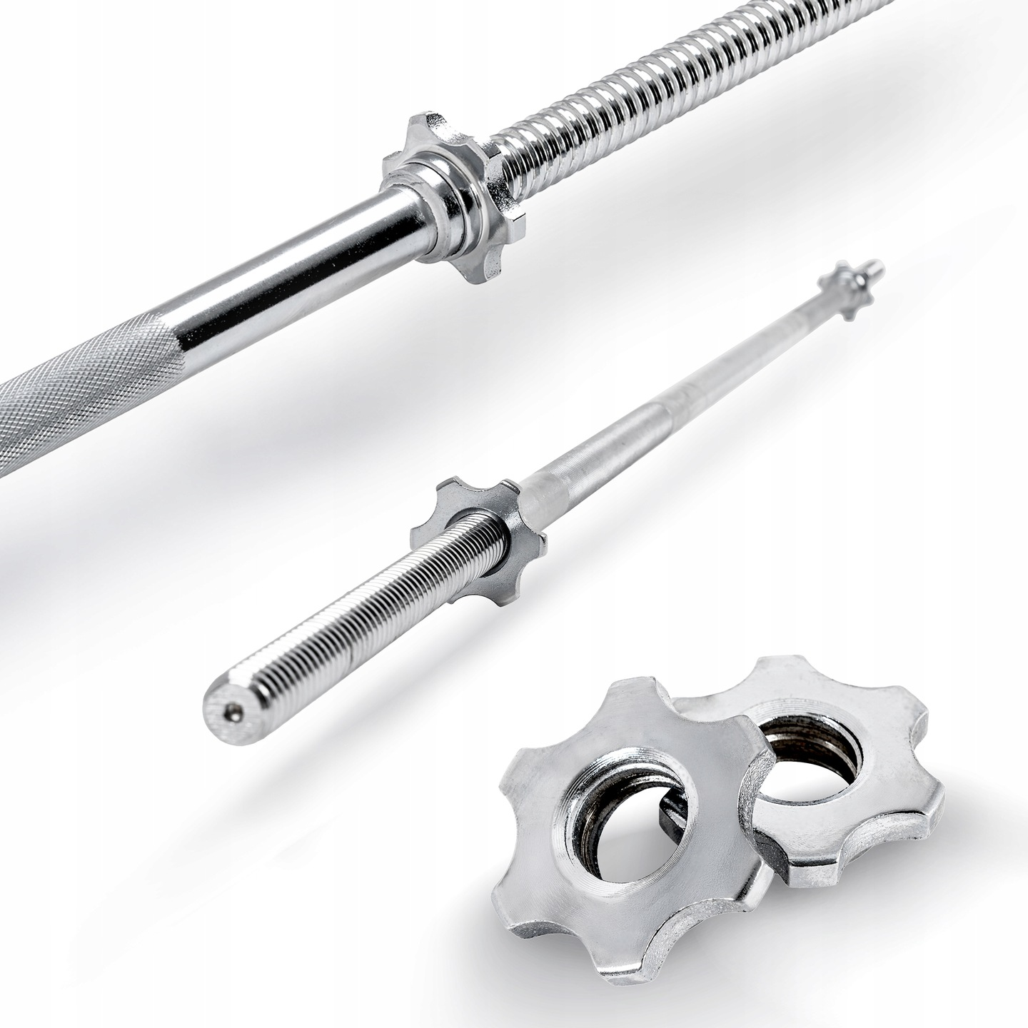 Kilka błyszczących, srebrnych elementów sztangi ułożonych na białej powierzchni. Obejmują one drążki i kołnierze zabezpieczające obciążenia. Układ sugeruje sprzęt fitness.