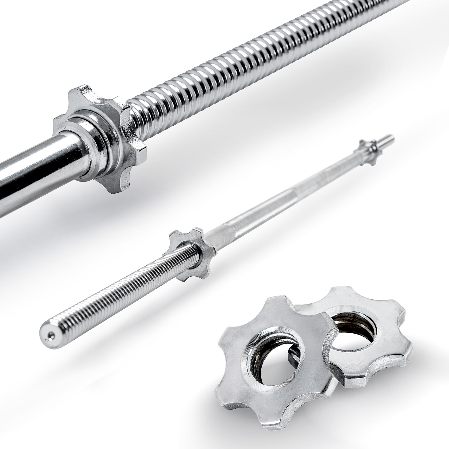 Zestaw chromowanego sprzętu do podnoszenia ciężarów, w tym drążek i dwie nakrętki blokujące w kształcie gwiazdy. Drążek jest gwintowany i błyszczący na białym tle.