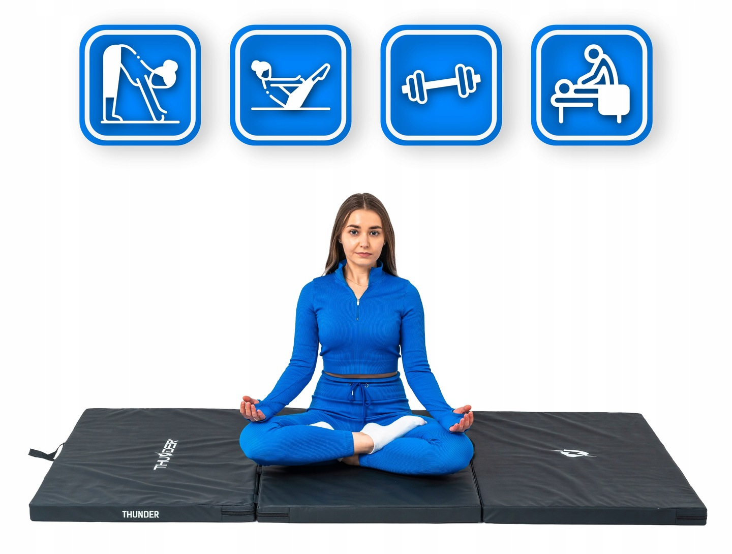 Kobieta w niebieskim stroju siedzi w pozycji lotosu na czarnej macie. Cztery ikony są nad jej głową.
