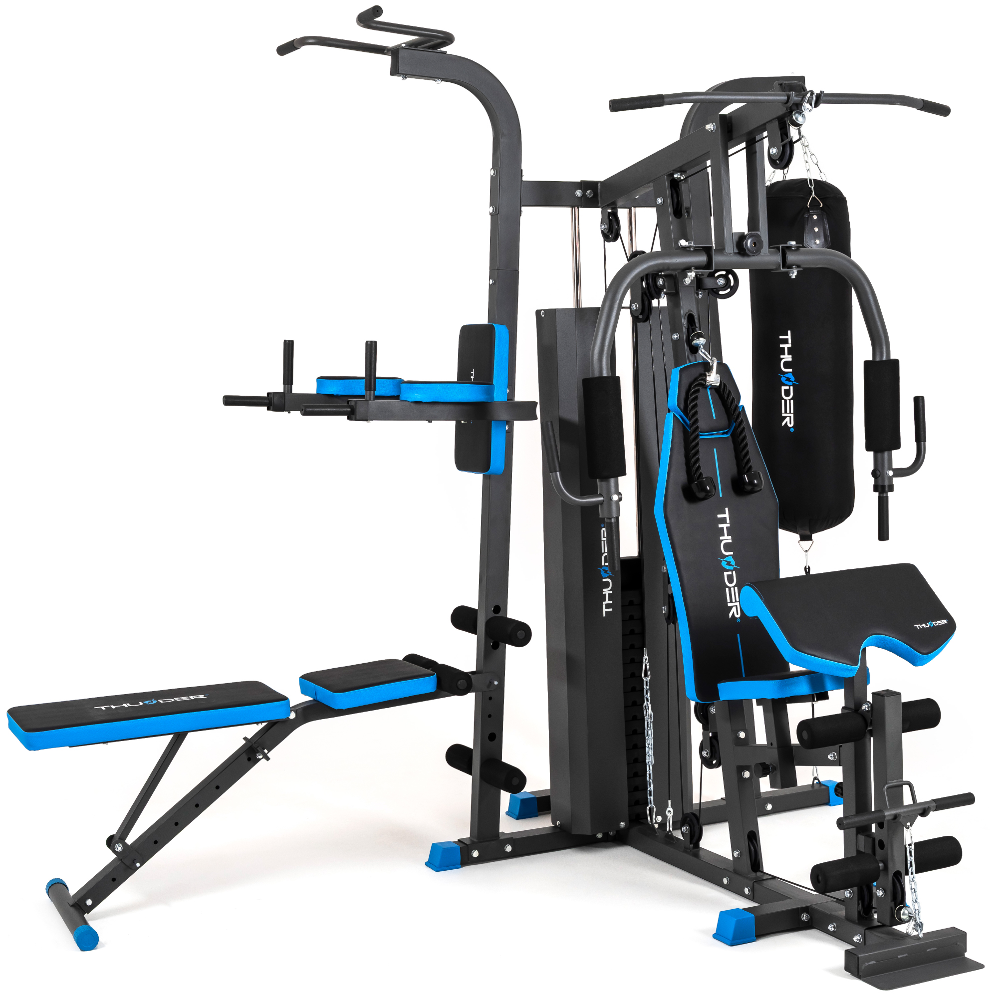 Wielostanowiskowa domowa siłownia z czarno-niebieskimi akcentami, z ławką, drążkami do podciągania i workiem bokserskim, na białym tle.