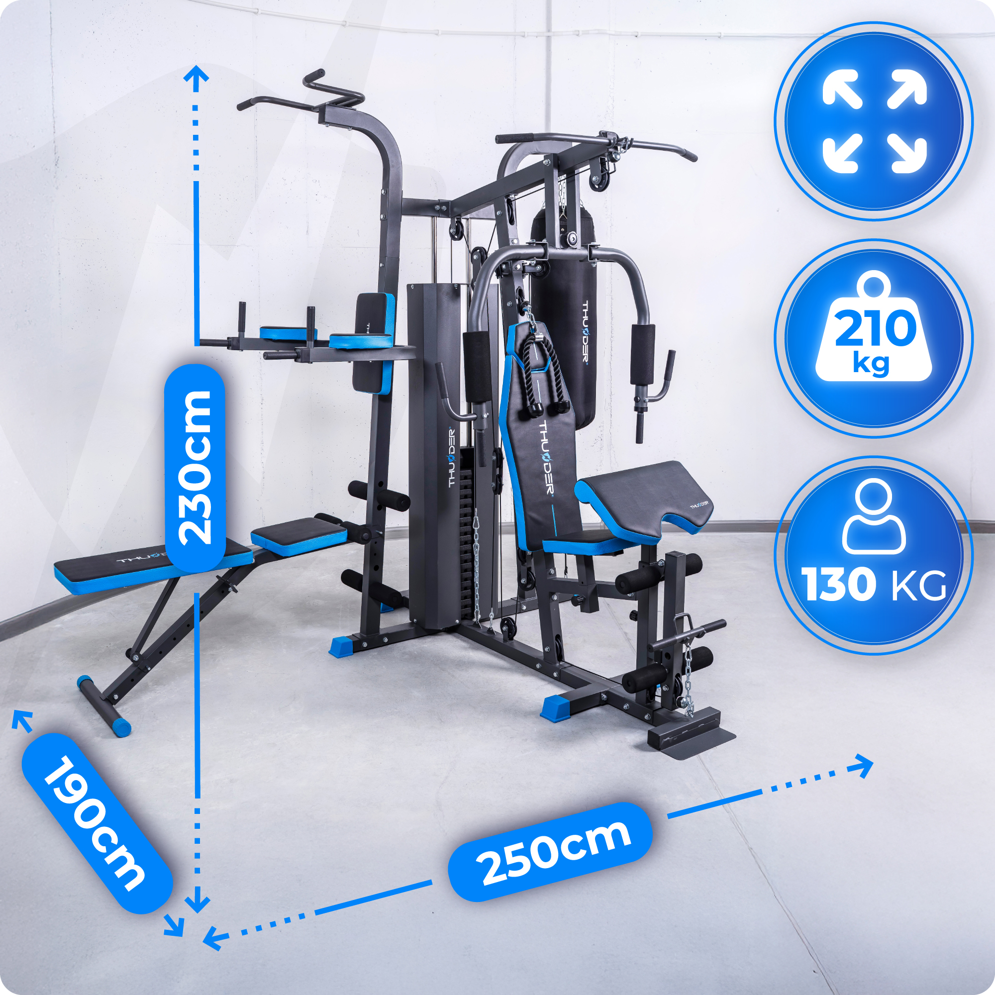 Czarno-niebieska domowa siłownia. Posiada ławkę, drążek, stos ciężarów i wymiary na podłodze.