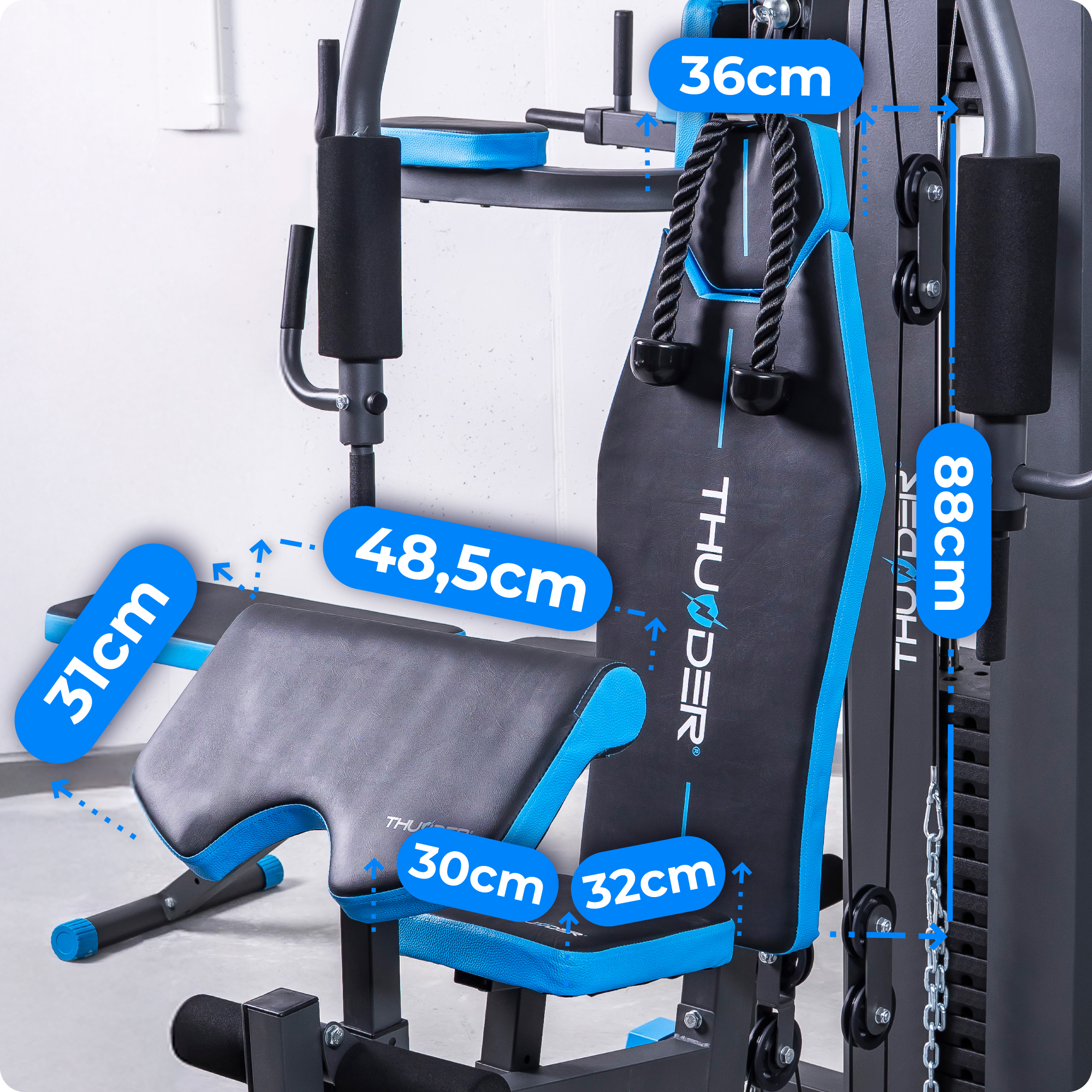 Czarny i niebieski domowy sprzęt do ćwiczeń Thunder z oznaczonymi wymiarami. Zawiera linę, ławkę i stos ciężarów.