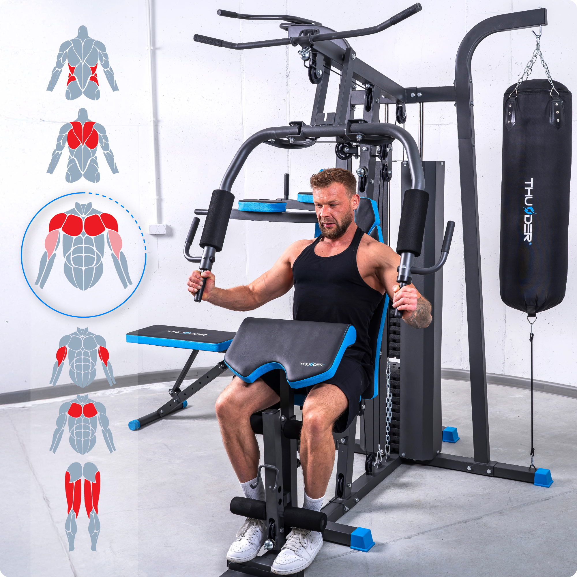 Mężczyzna ćwiczy na siłowni wielofunkcyjnej. Po prawej wisi worek bokserski. Po lewej schematy mięśni.