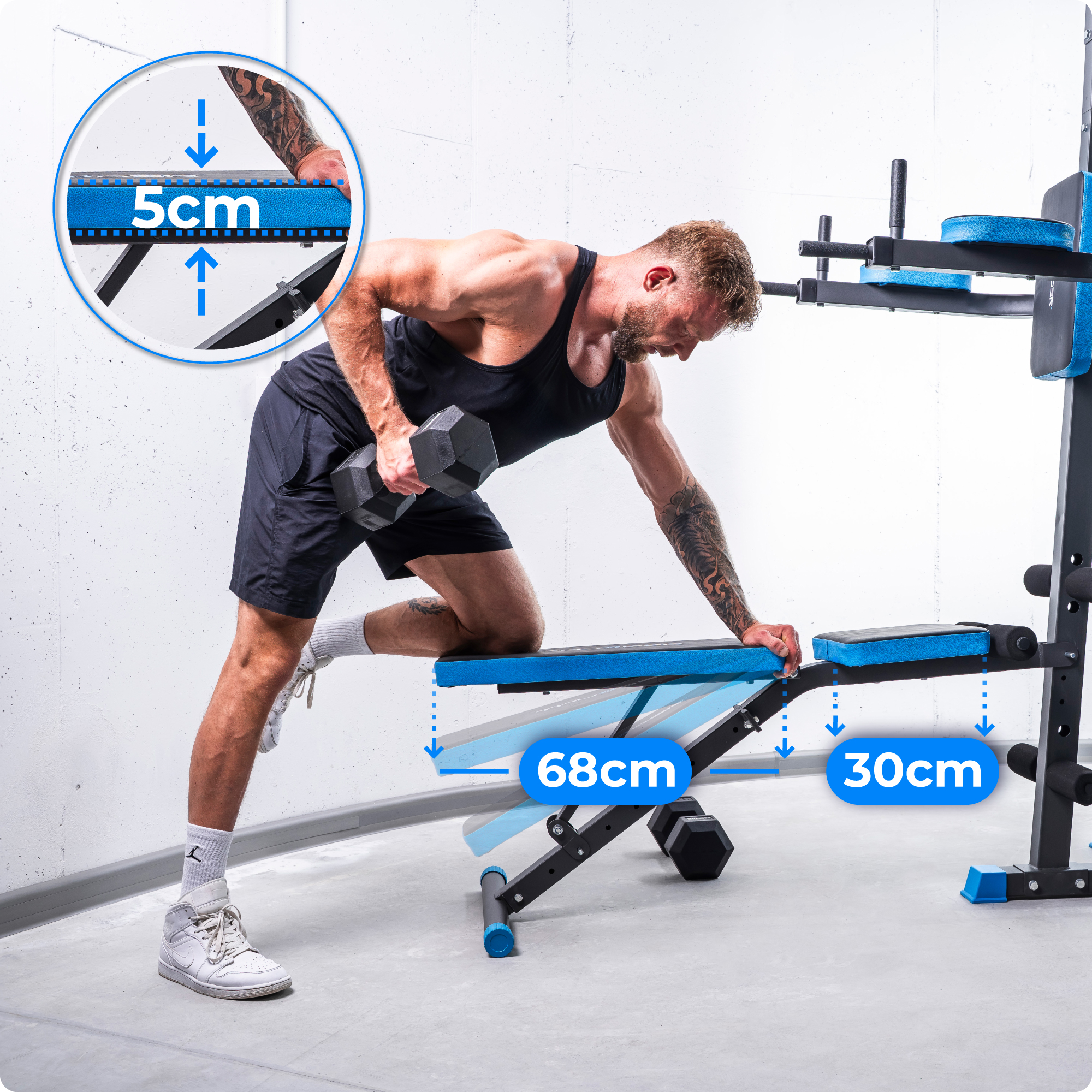 Mężczyzna podnosi hantle na niebiesko-czarnej ławce. Wyświetlane wymiary: 5 cm, 68 cm, 30 cm. Dodatkowy sprzęt do ćwiczeń jest obecny.