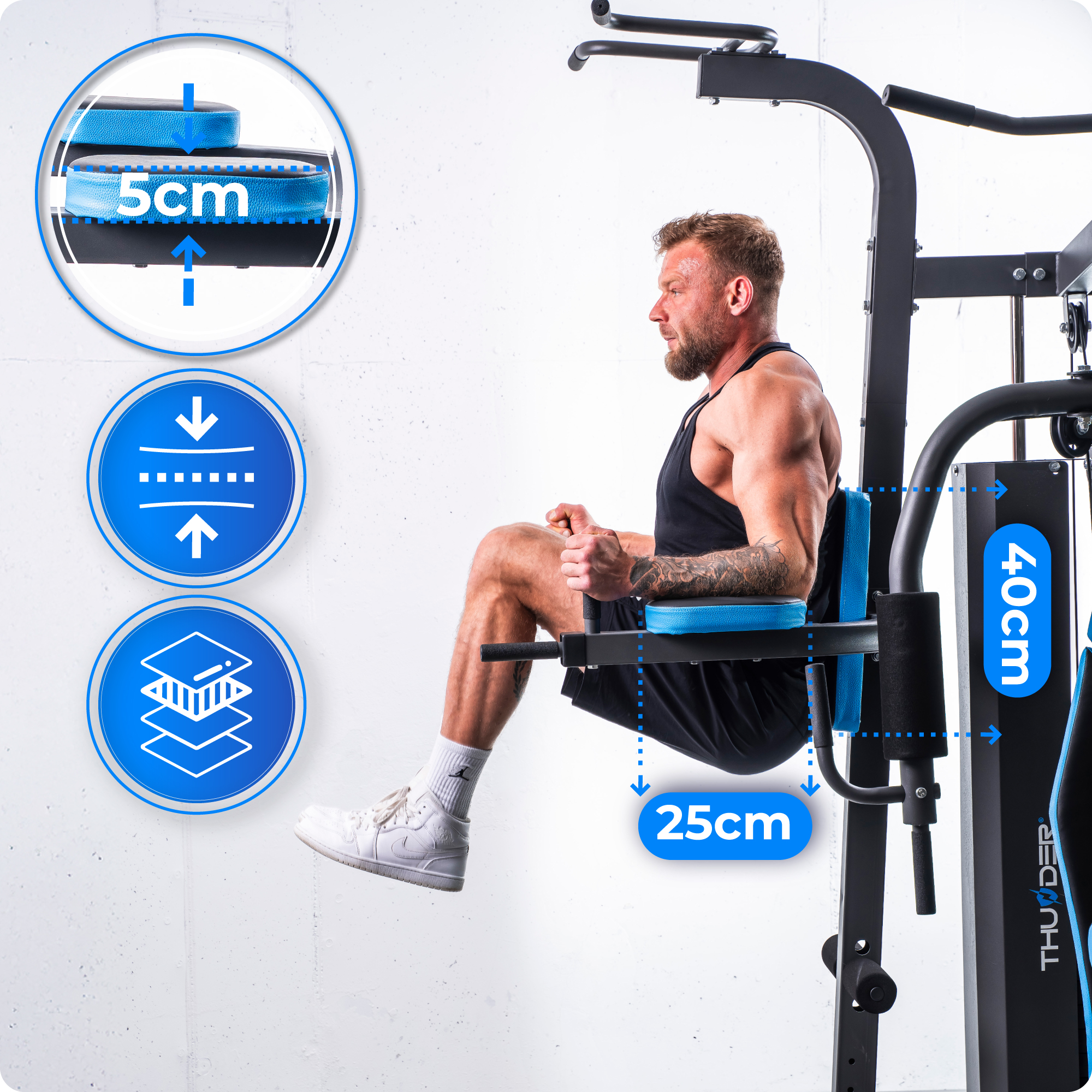 Mężczyzna ćwiczy na czarno-niebieskiej maszynie do ćwiczeń. Wyświetlane są wymiary. Maszyna ma wyściółkę i drążki.