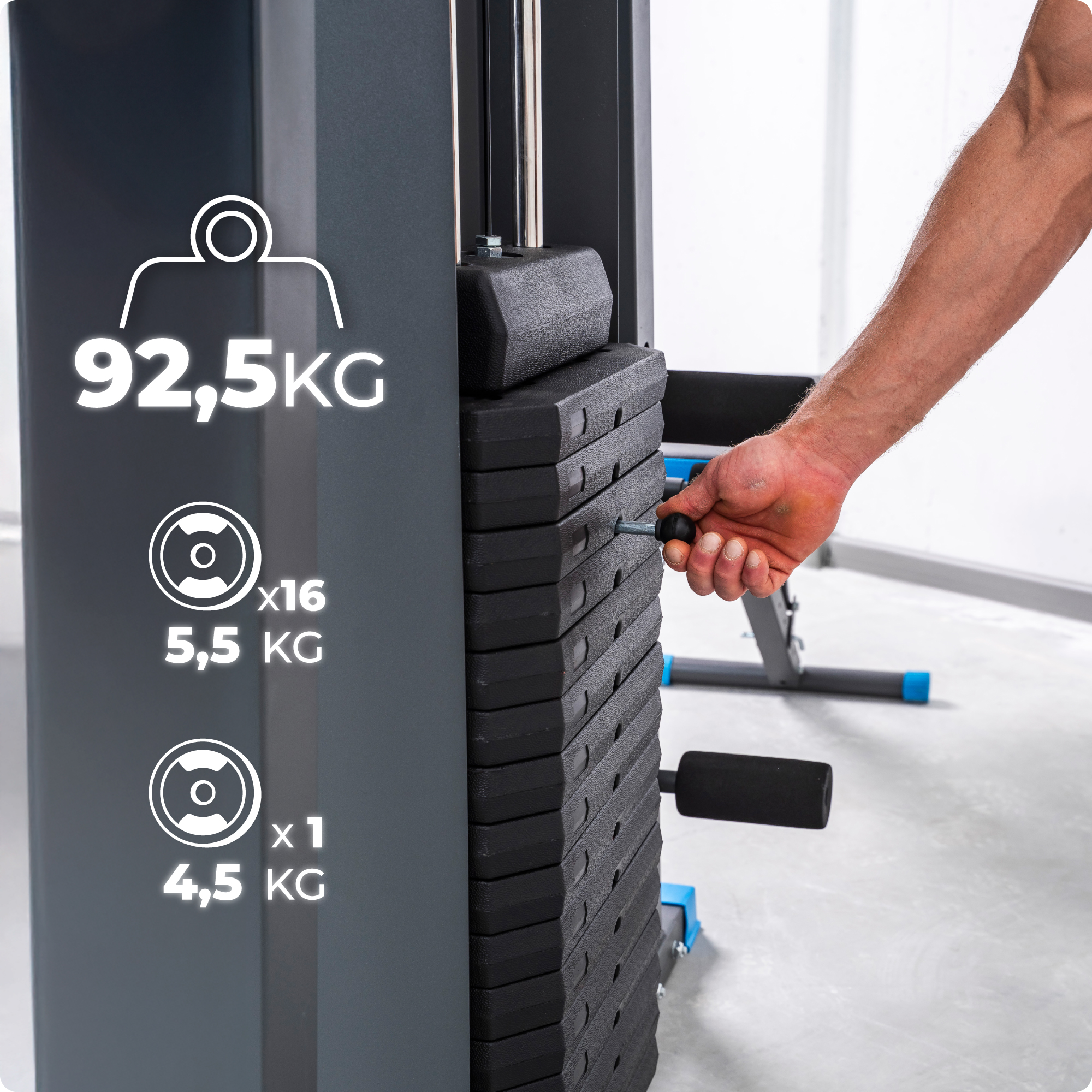 Osoba korzystająca z maszyny do ćwiczeń z obciążeniem. Maszyna ma czarne obciążniki, uchwyt i wyświetla kwoty wagowe. Ręka reguluje kołek.