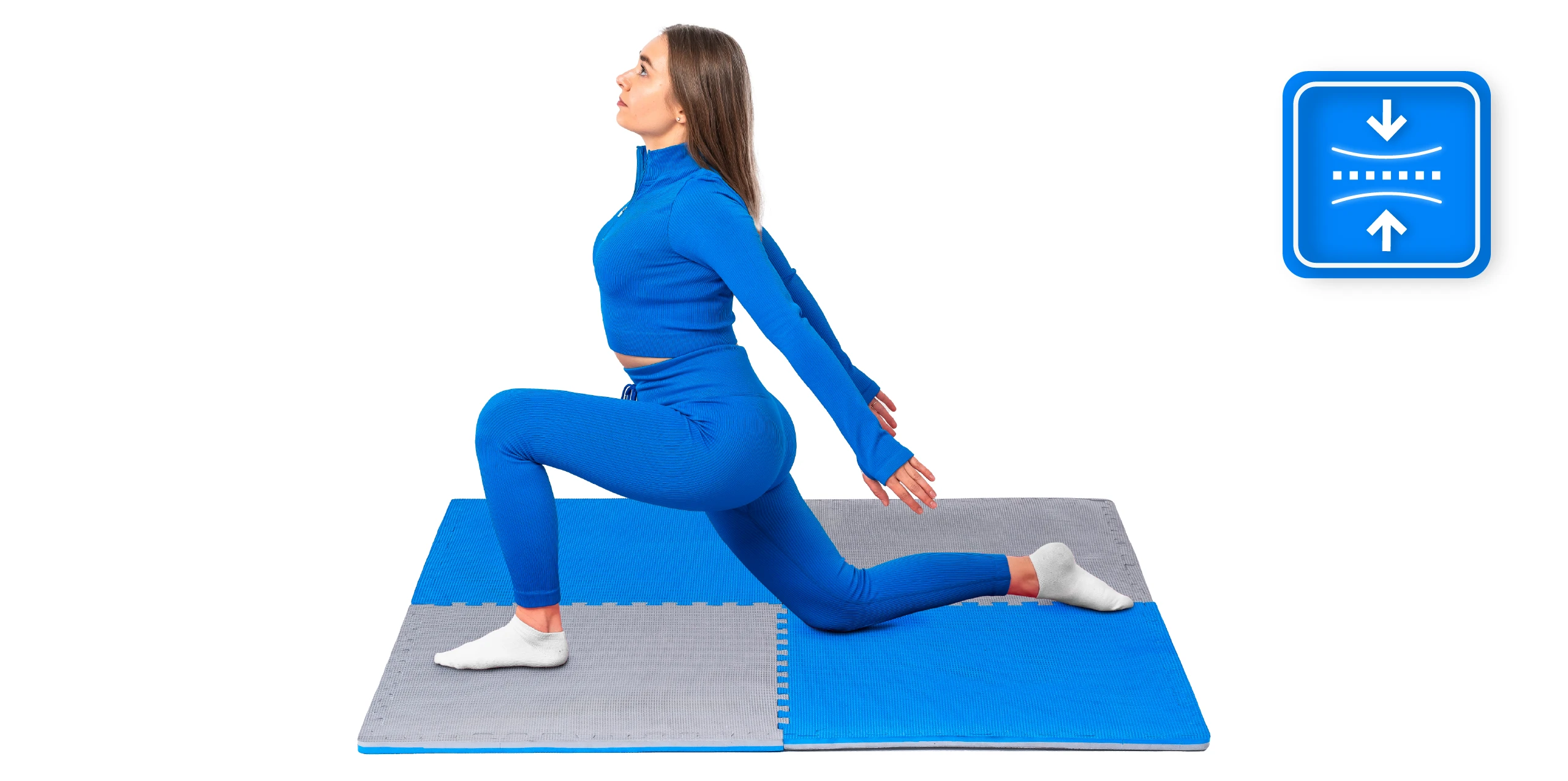 Kobieta w niebieskim stroju sportowym robi wypad na niebiesko-szarej macie. Niebieska ikona jest w rogu. Jest w profilu.