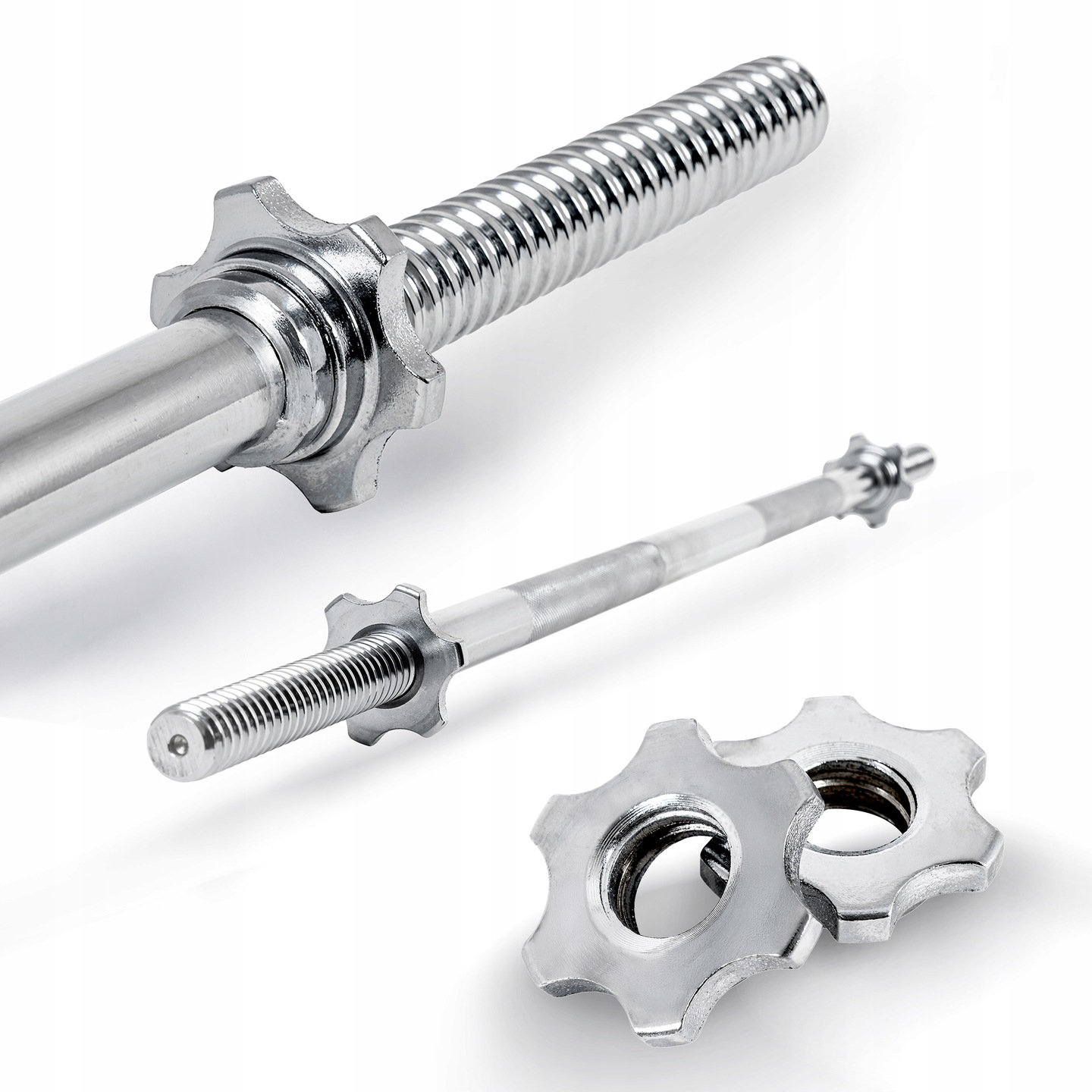 Trzy chromowane sztangi i dwie nakrętki zabezpieczające w kształcie gwiazdy na białym tle. Jeden drążek w zbliżeniu. Drugi drążek i nakrętki w tle.