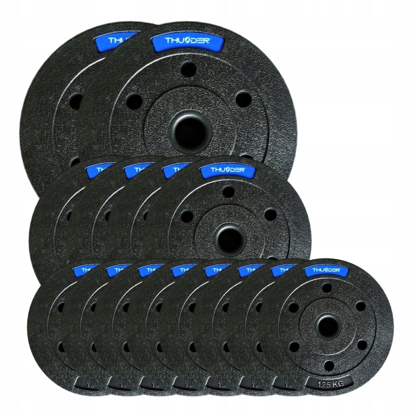 Czarne talerze obciążeniowe ułożone w stos. Każdy talerz ma niebieskie logo i wagę 1,25 KG. Tło jest gładko białe.