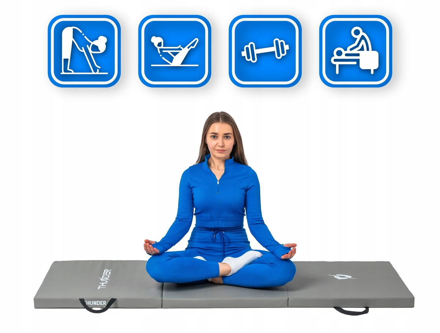Kobieta w niebieskim stroju siedzi na szarej macie w pozycji lotosu. Niebieskie ikony ćwiczeń w tle.