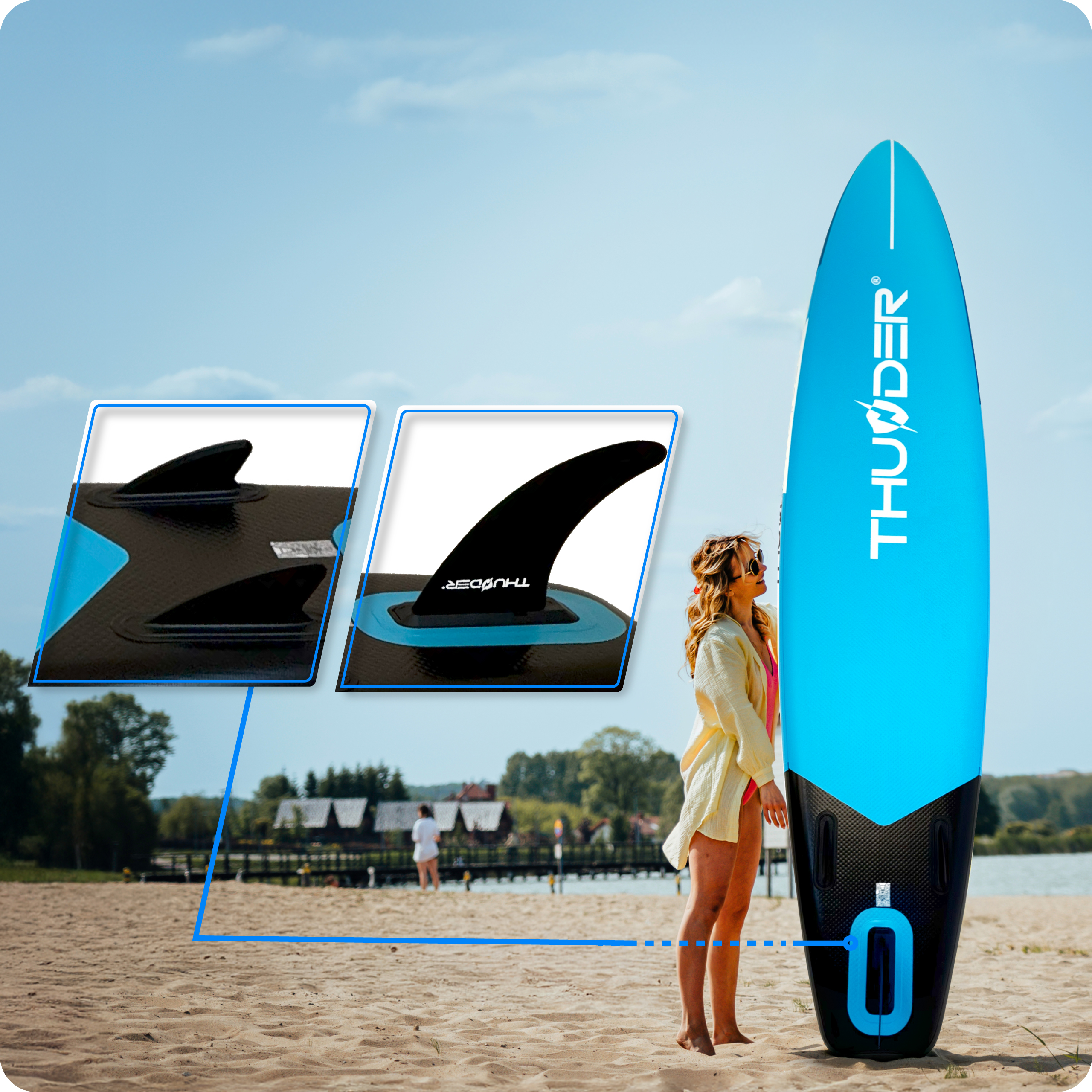 Kobieta stoi obok niebiesko-czarnej deski do wiosłowania na piaszczystej plaży. Szczegóły płetw pokazano we wstawkach.
