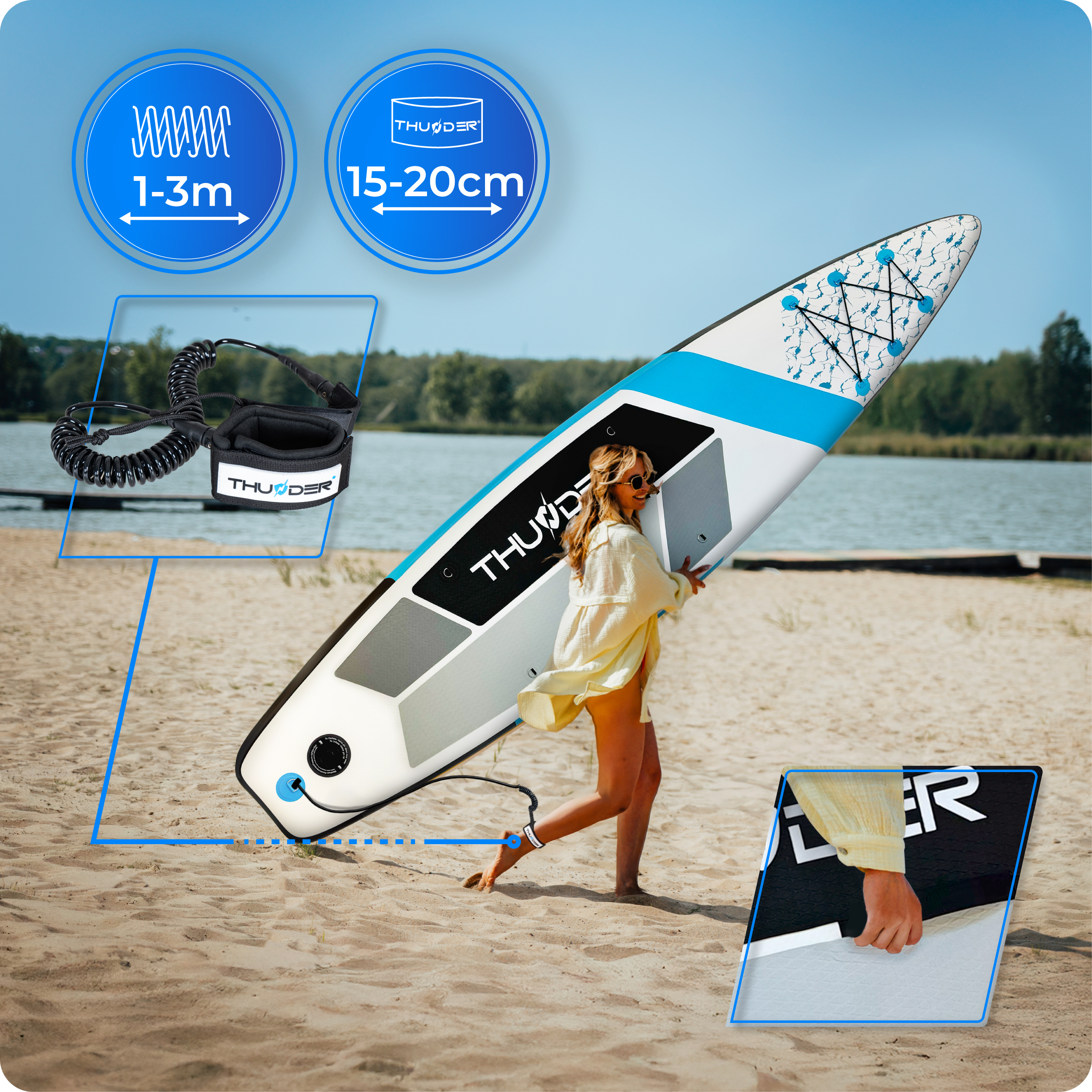 Kobieta niesie deskę do wiosłowania na piaszczystej plaży. Deska jest biała, niebieska i czarna. Ma okulary przeciwsłoneczne.