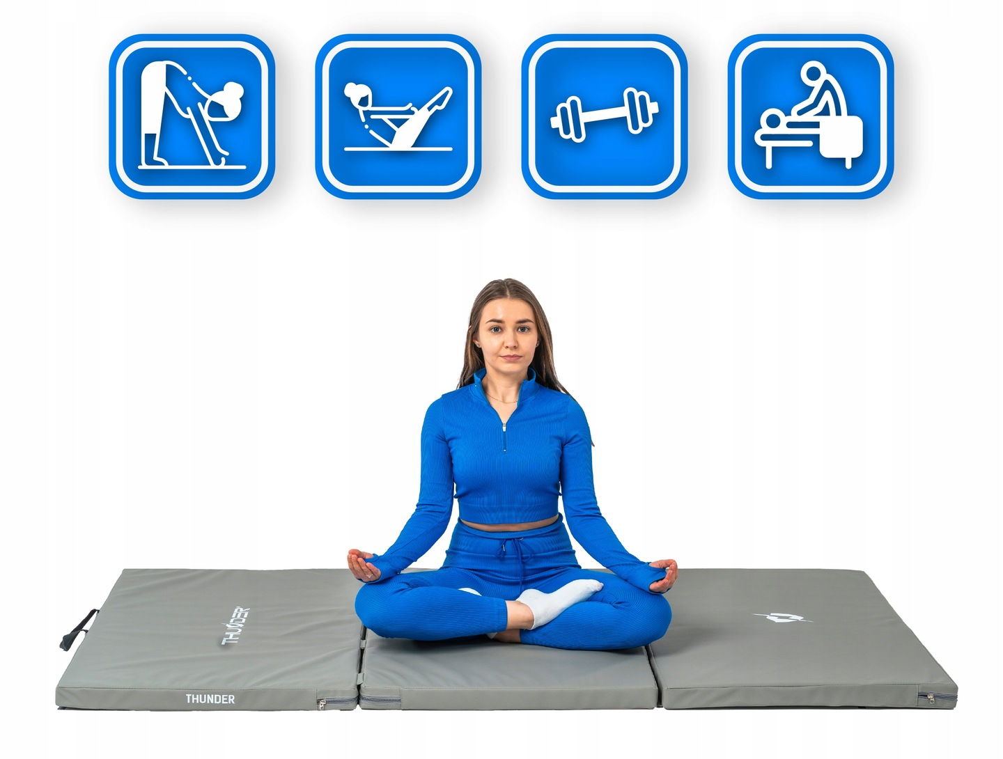 Kobieta siedzi w pozycji lotosu na szarej macie, w niebieskim stroju sportowym. Powyżej ikony ćwiczeń na białym tle.