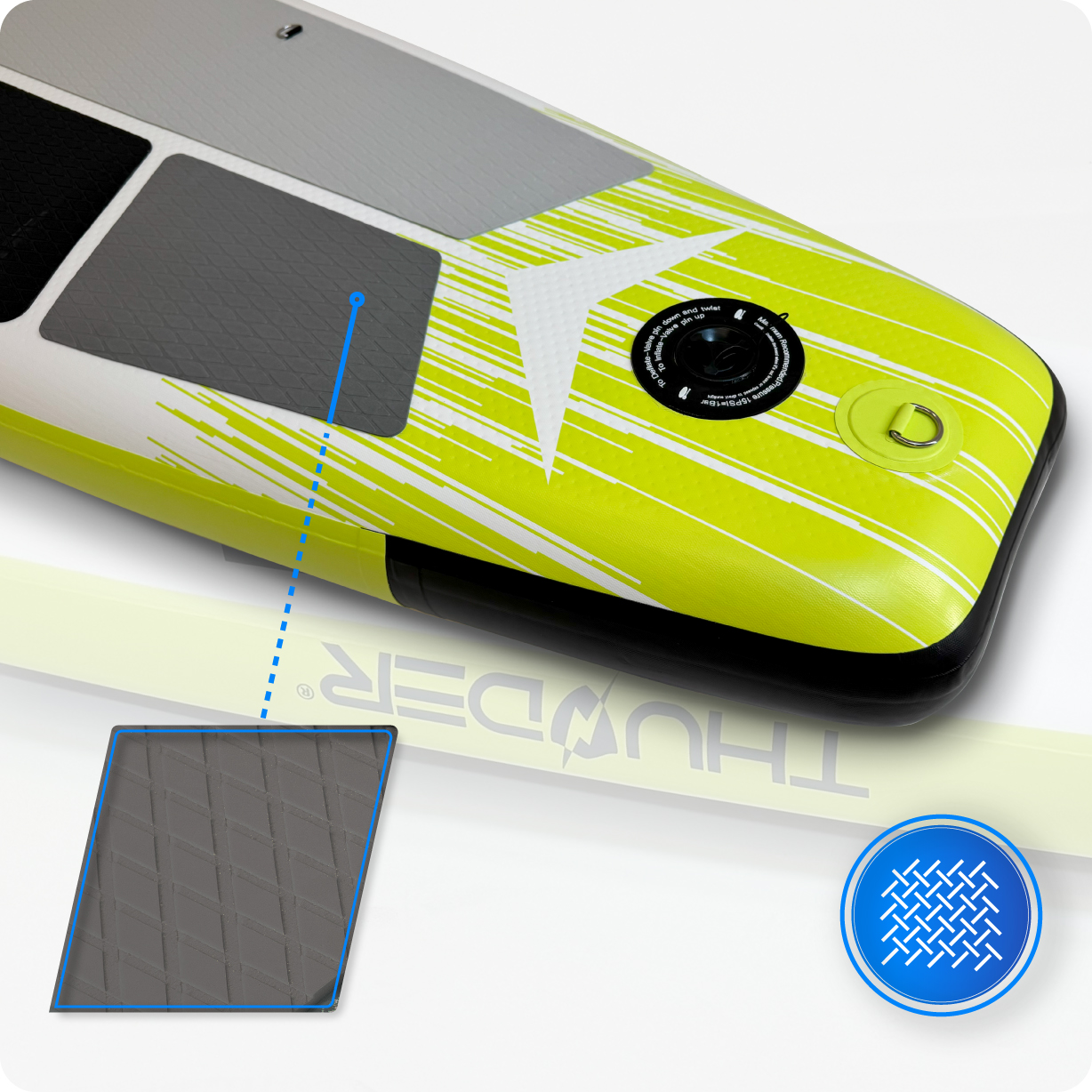 Zbliżenie na deskę do wiosłowania. Jest żółta i biała z czarnymi akcentami. Jest szara, teksturowana podkładka. Widoczne jest słowo THUNDER.