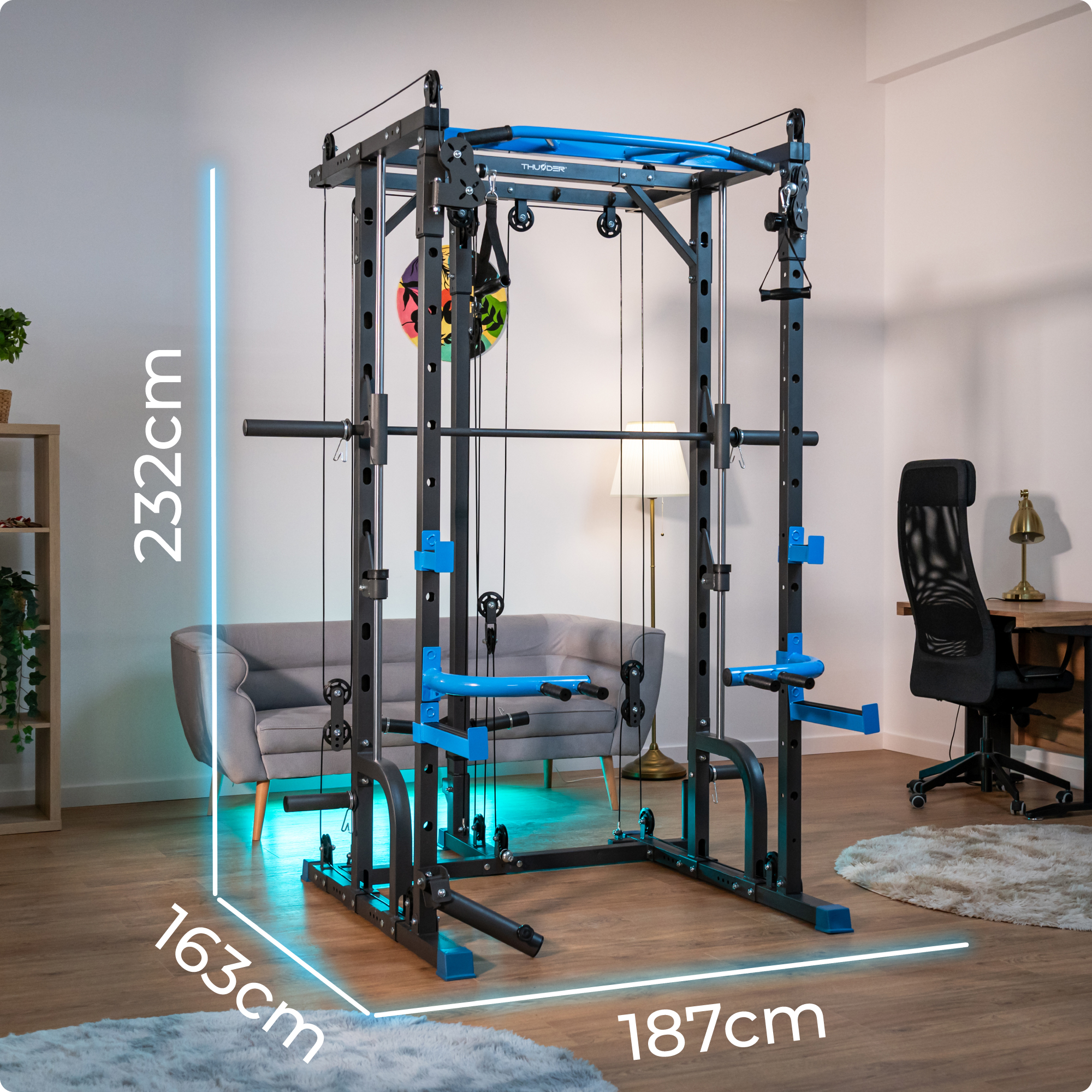 Domowa siłownia z power rackiem. Ma niebiesko-czarną kolorystykę. Wymiary są pokazane na biało.