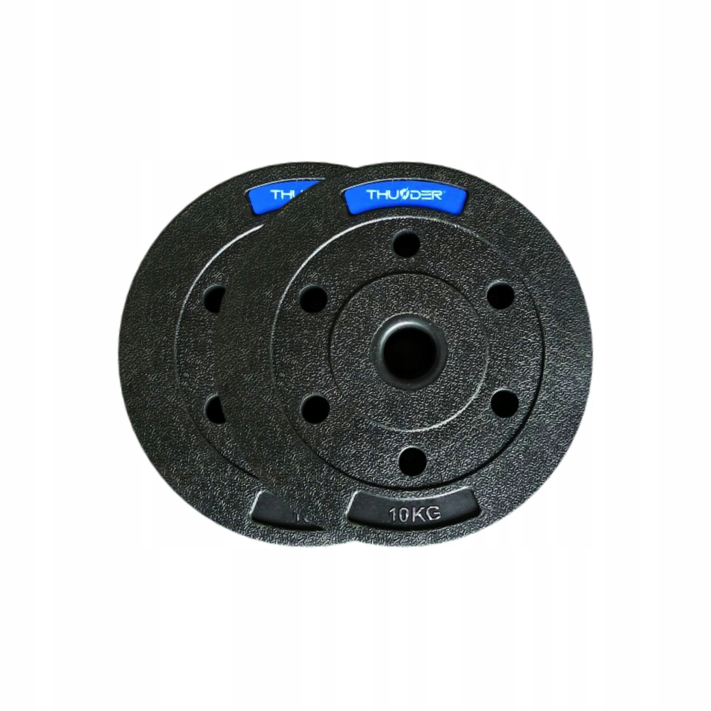 Dwa czarne talerze obciążeniowe z otworami i otworem centralnym. Jeden talerz lekko zachodzi na drugi. Widoczne niebieskie etykiety z tekstem.