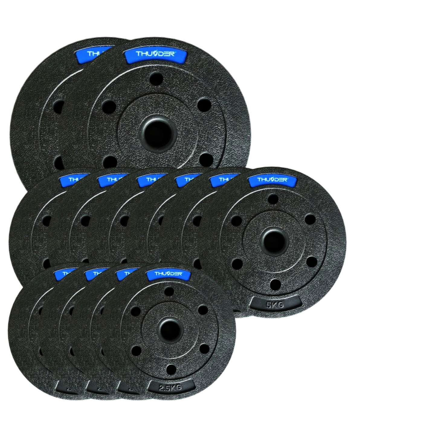 Czarne talerze obciążeniowe z niebieskimi etykietami, o różnych rozmiarach, ułożone na białym tle. Niektóre talerze mają napis 'THUNDER' i oznaczenia wagi.