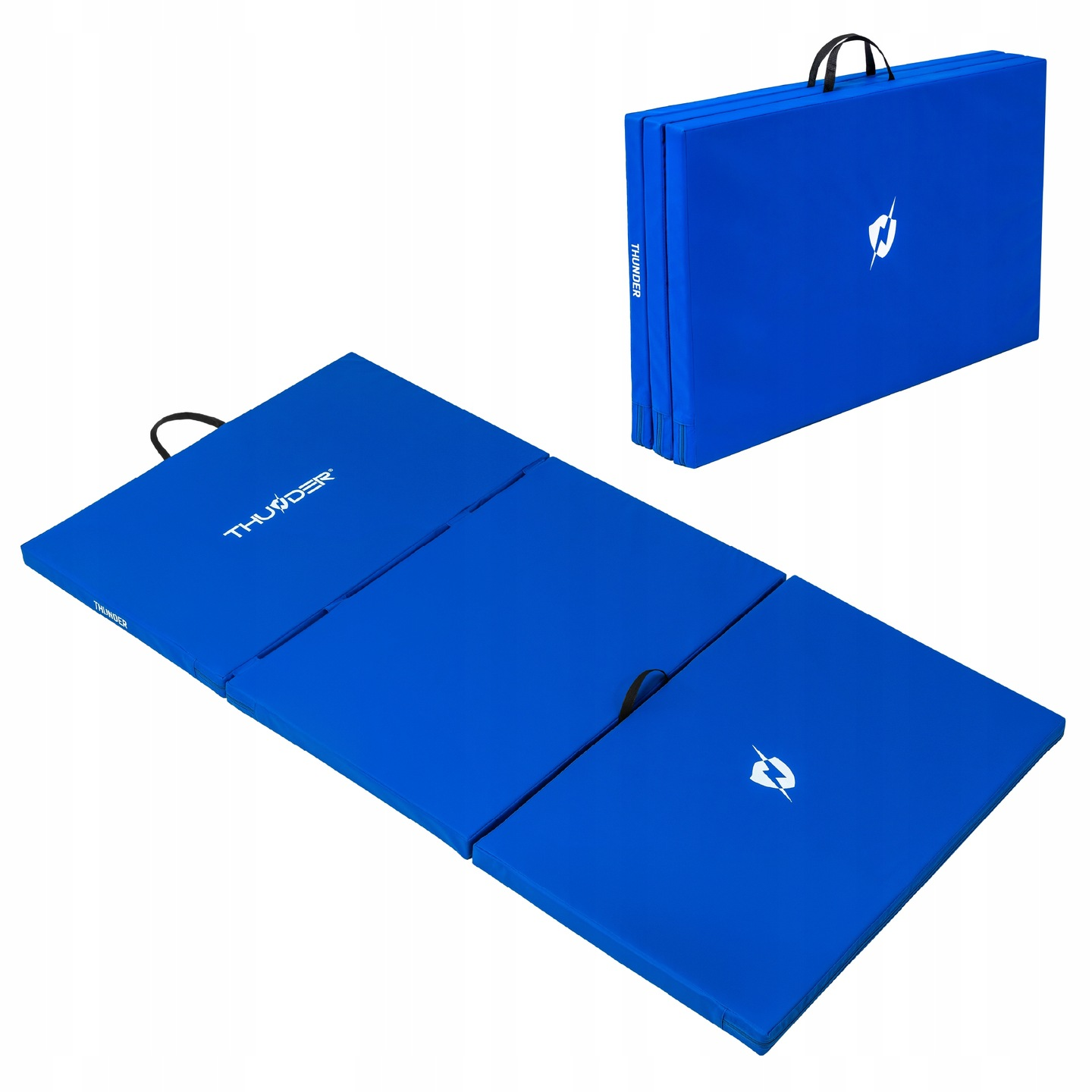 Niebieska, składana mata do ćwiczeń, częściowo rozłożona. Mata ma uchwyt i logo. Obecna jest również druga złożona mata.