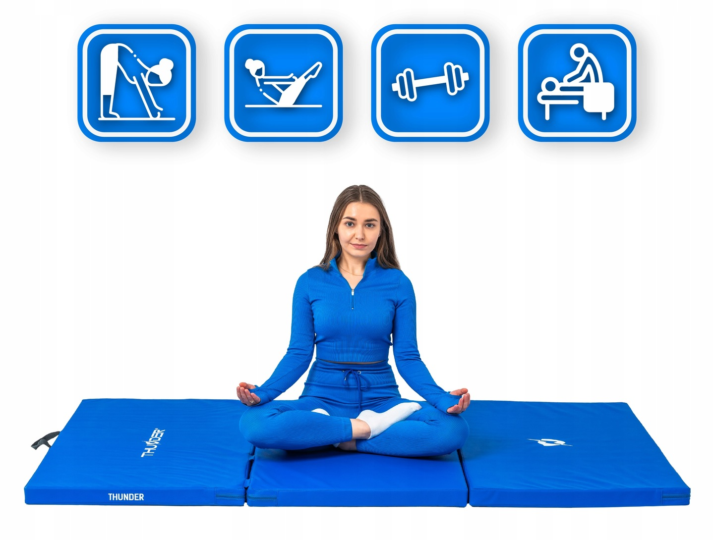 Kobieta w niebieskim stroju sportowym siedzi w pozycji lotosu na niebieskiej macie. Ikony ćwiczeń nad nią.