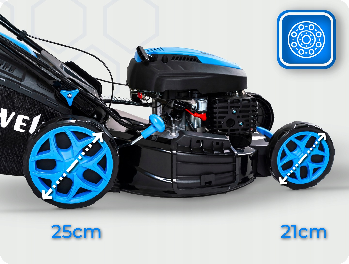 Kosiarka z czarnym korpusem, niebieskimi kołami i akcentami. Koła są oznaczone 25cm i 21cm. Posiada niebieską ikonę koła.