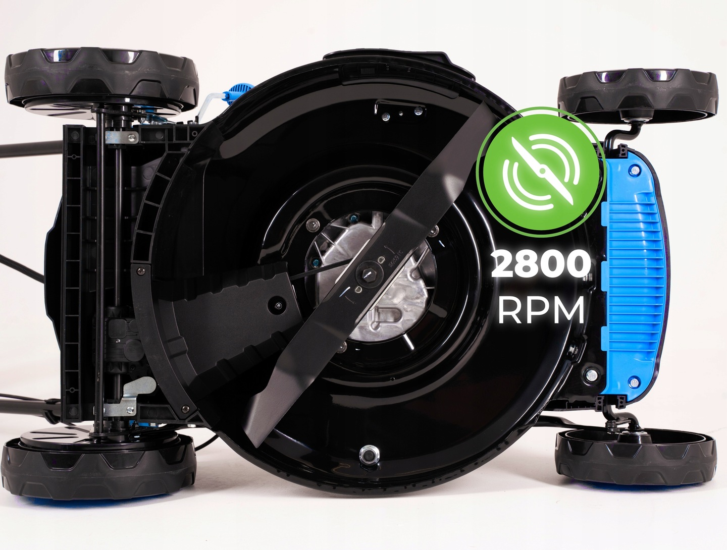 Czarno-niebieska kosiarka, z ostrzem i kołami. Zielona ikona pokazuje ostrze i 2800 obr./min. Białe tło.