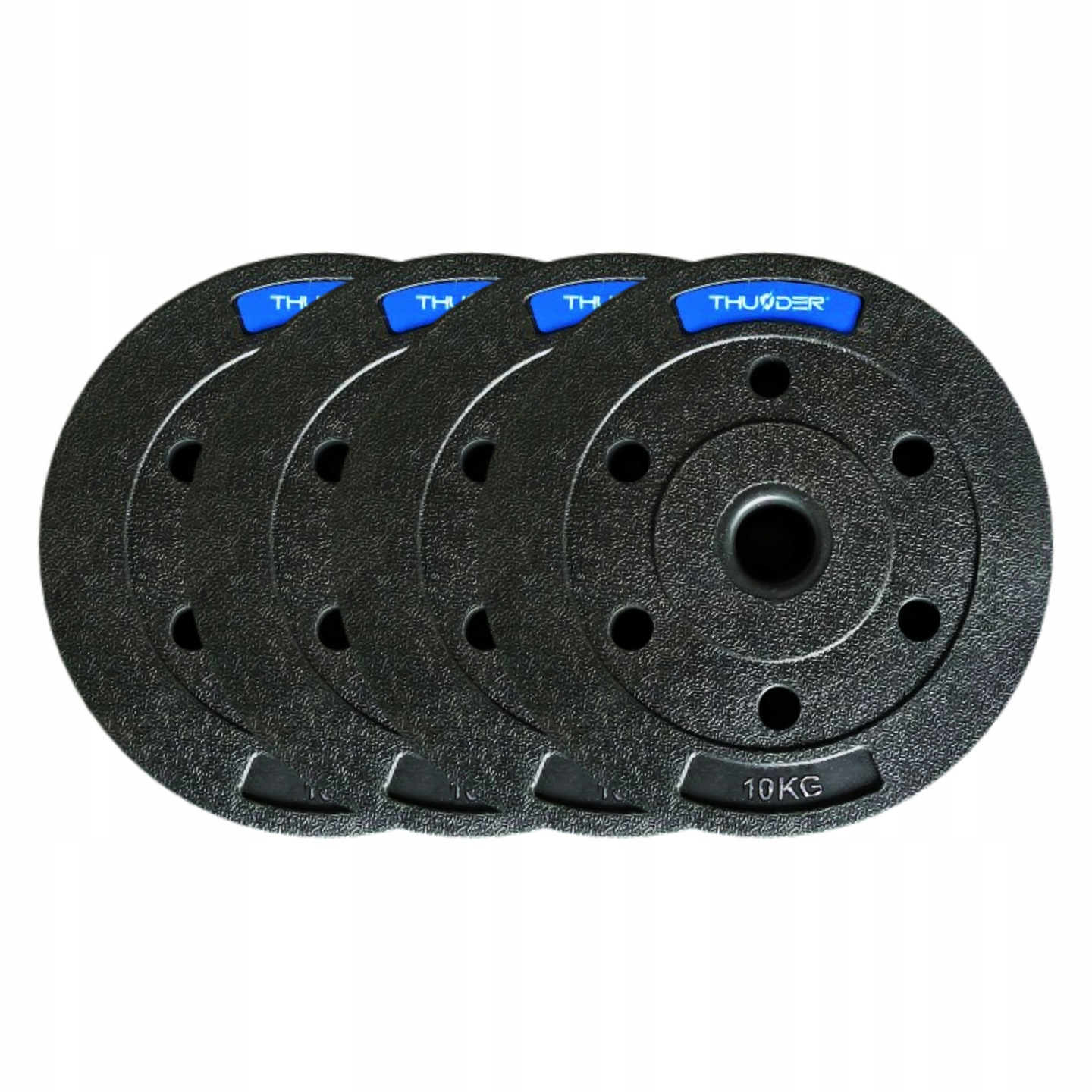 Cztery czarne talerze obciążeniowe 10KG z niebieskimi etykietami THUNDER. Każdy talerz ma centralny otwór i mniejsze otwory. Na białym tle.
