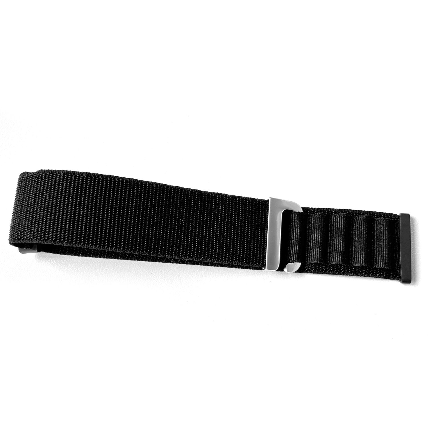 Correa de reloj negra con hebilla plateada y soportes negros. La correa está sobre un fondo blanco.