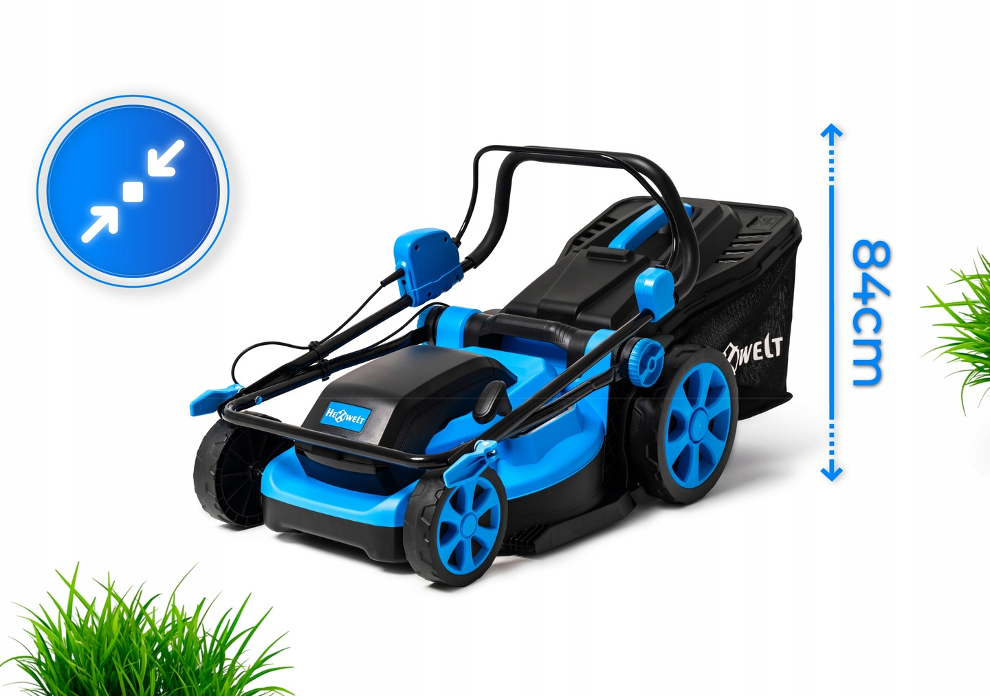 Pokazano niebiesko-czarną kosiarkę do trawy z workiem na trawę. Wysokość wynosi 84 cm. Jest niebieskie koło ze strzałkami.