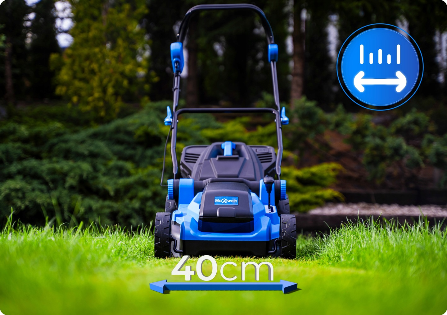 Niebiesko-czarna kosiarka do trawy na zielonej trawie. Widoczny tekst '40cm'. W tle zieleń.