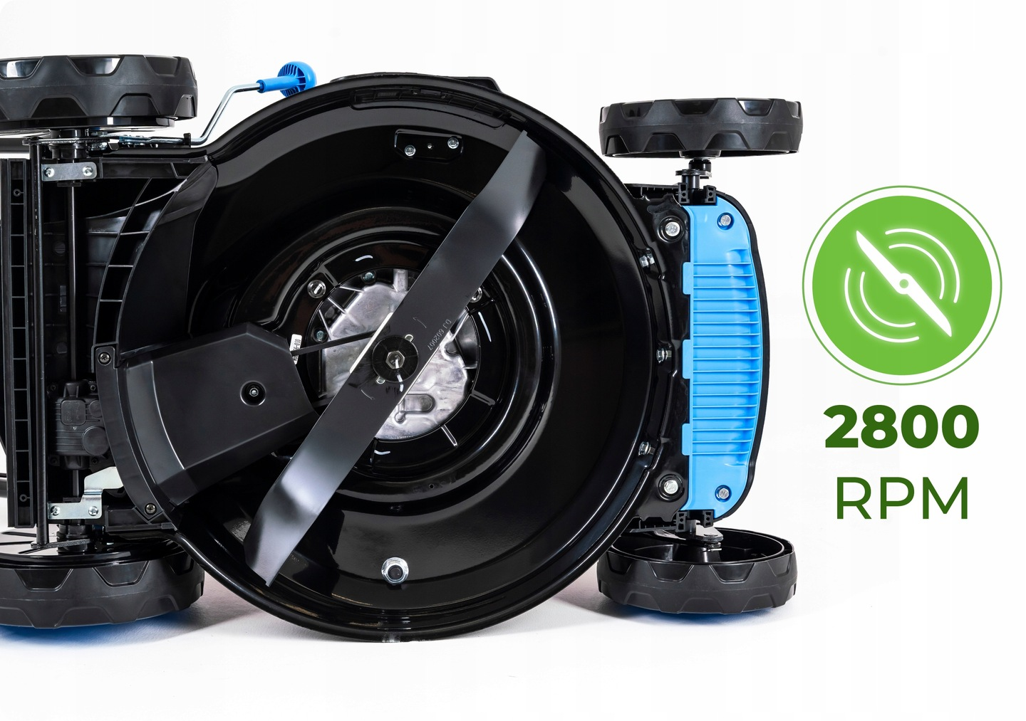 Czarny spód kosiarki z ostrzem, kołami i niebieskim uchwytem. Zielona ikona z tekstem RPM 2800 po prawej stronie.