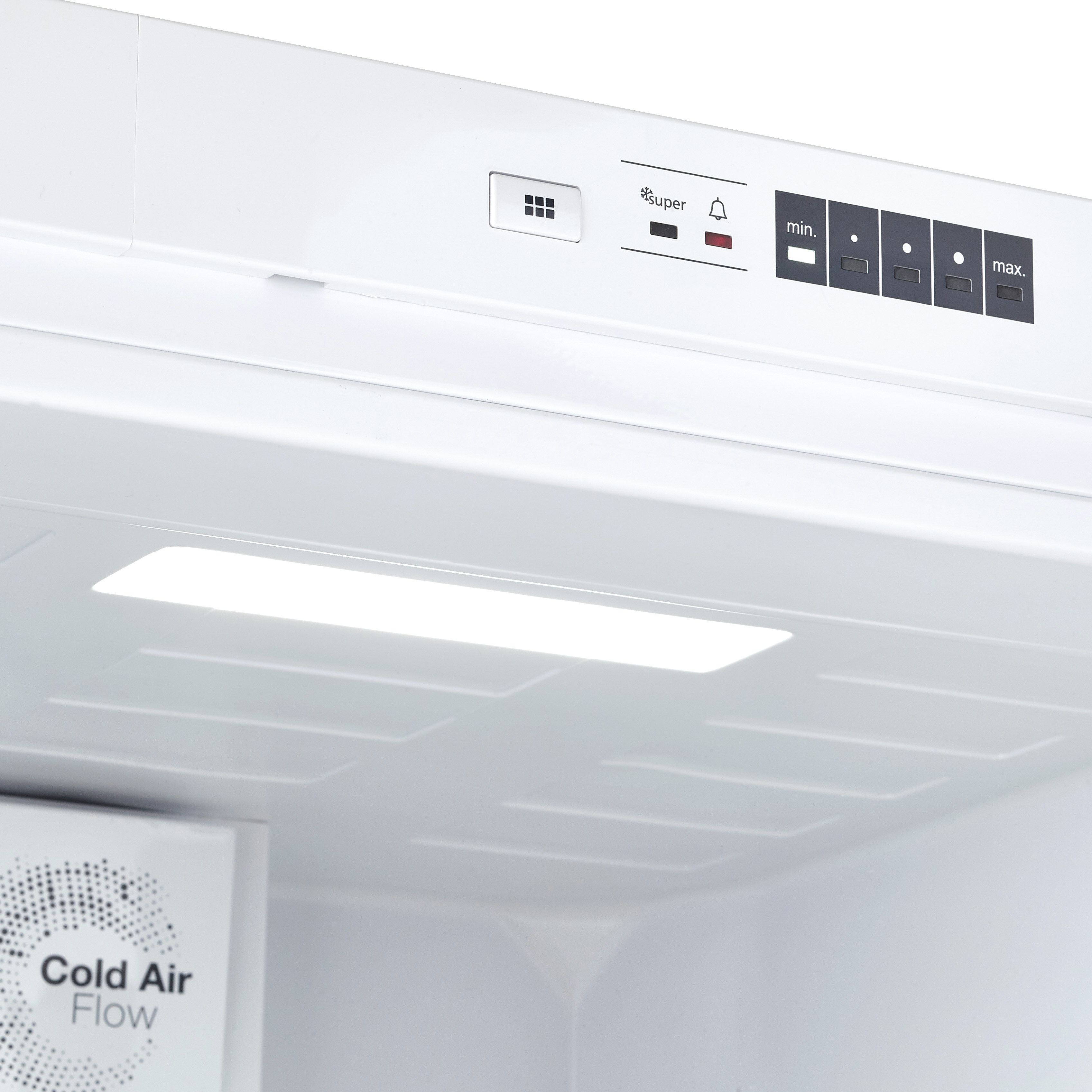 Binnenkant van een witte koelkast. Bovenpaneel toont bedieningsknoppen en lampjes. Een 'Cold Air Flow' label is zichtbaar.