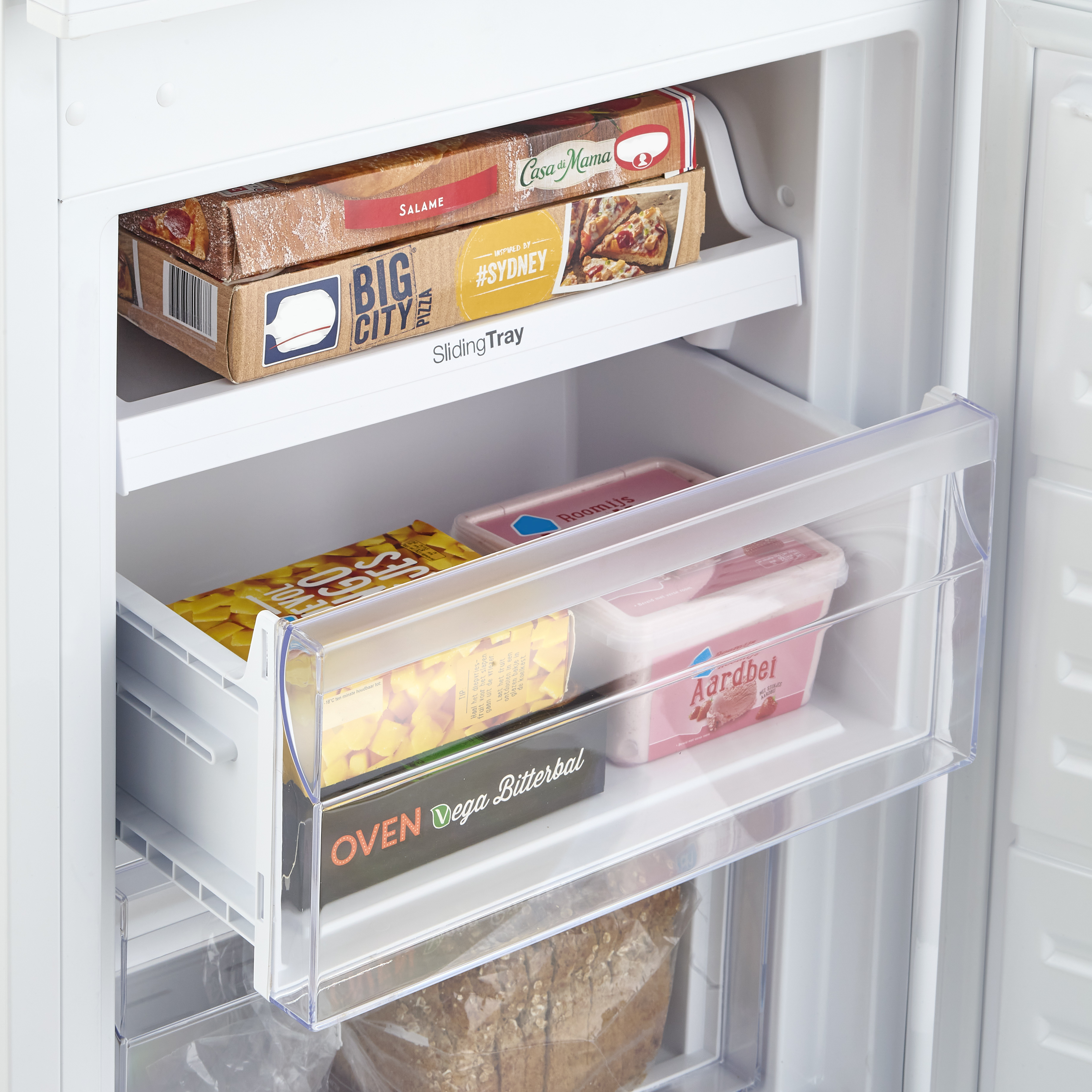 Open koelkast met diepvriespizza's, ijs en andere etenswaren in diverse lades. Wit interieur.