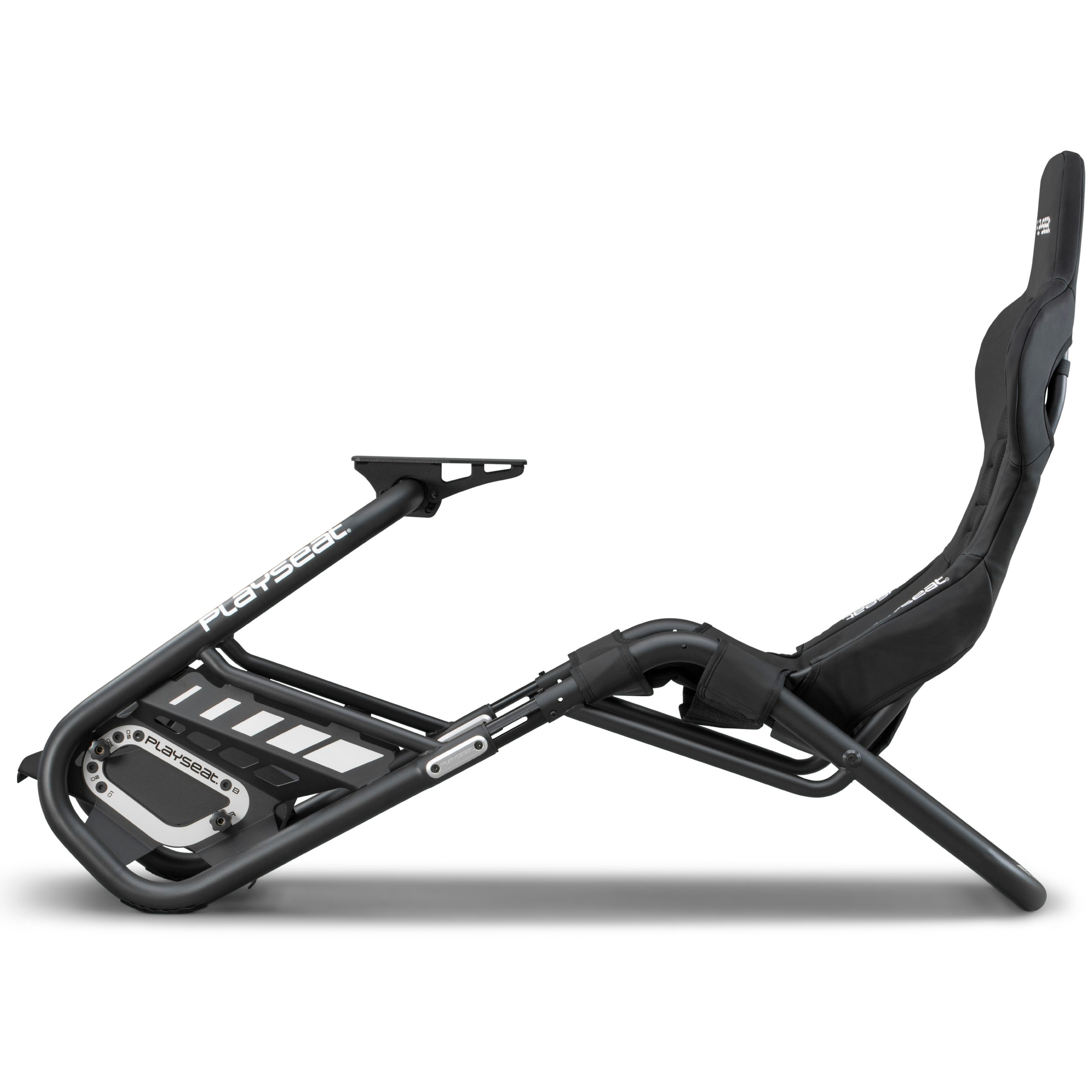 Ein schwarzer Playseat-Rennsimulator. Der Sitz ist schwarz, das Gestell dunkelgrau, vor weißem Hintergrund.