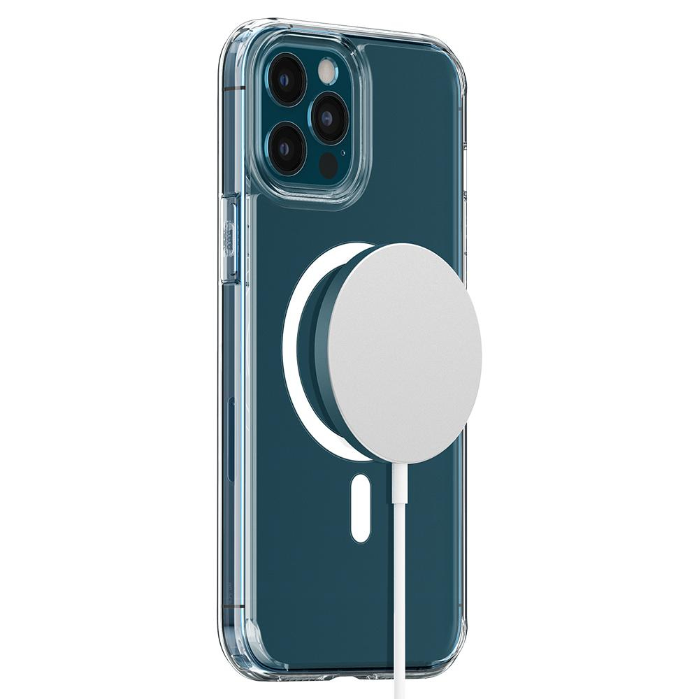 Een blauwgroene iPhone in een doorzichtige hoes met een witte MagSafe-oplader. De oplader heeft een witte kabel.