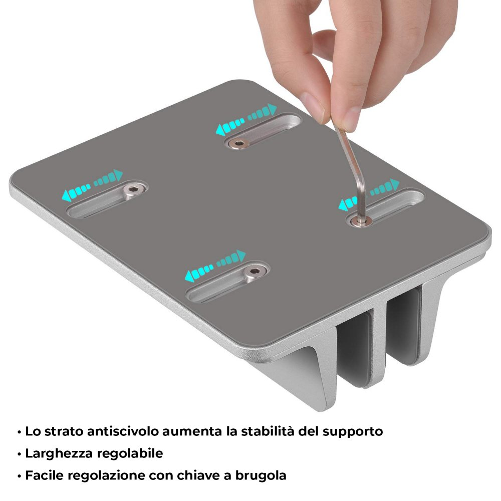 Una mano usa una chiave a brugola per regolare un supporto grigio regolabile. Il supporto ha fessure e frecce.