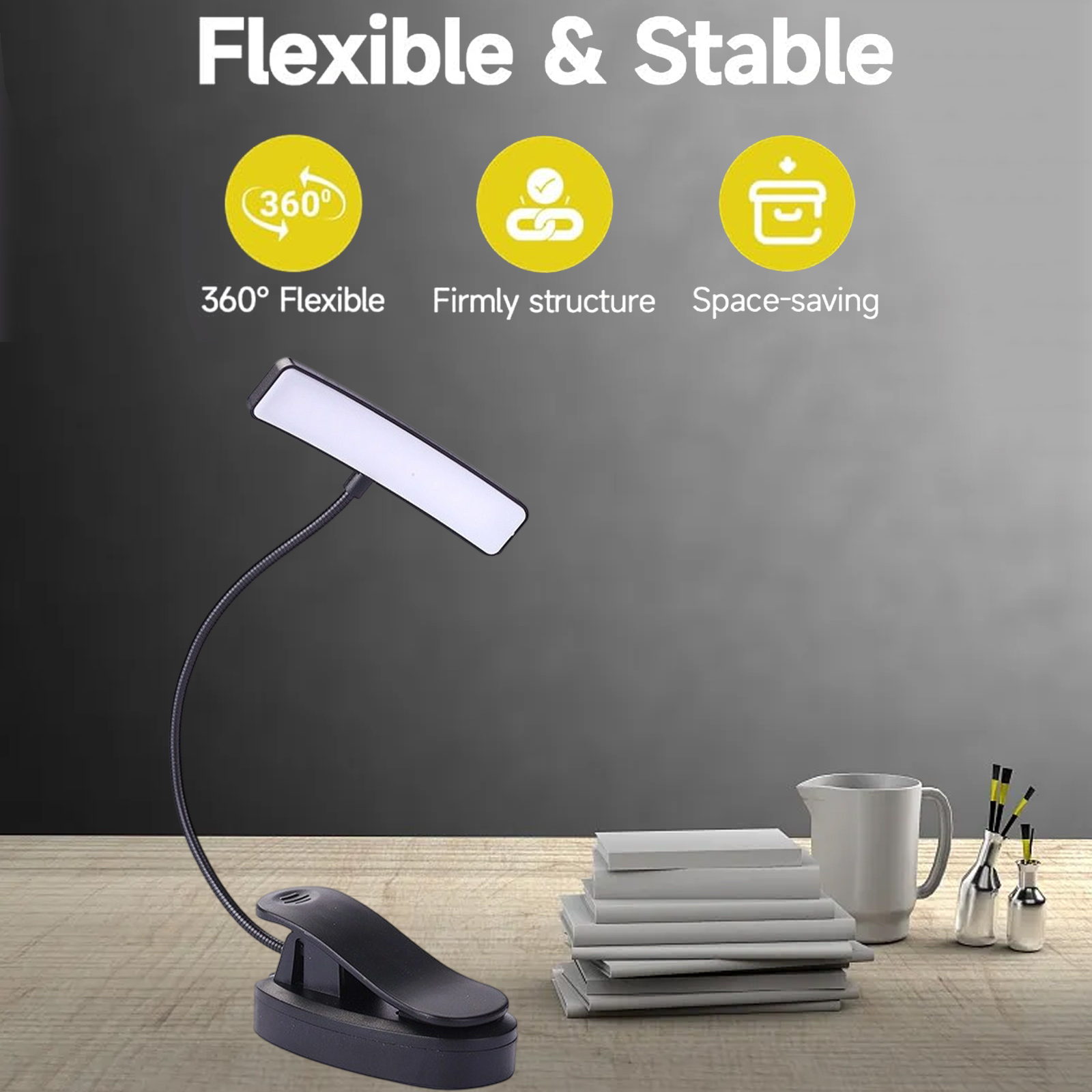 Eine schwarze LED-Clip-On-Lampe steht auf einem Tisch. Sie steht neben einem Stapel Bücher, einem weißen Becher und zwei kleinen Vasen.