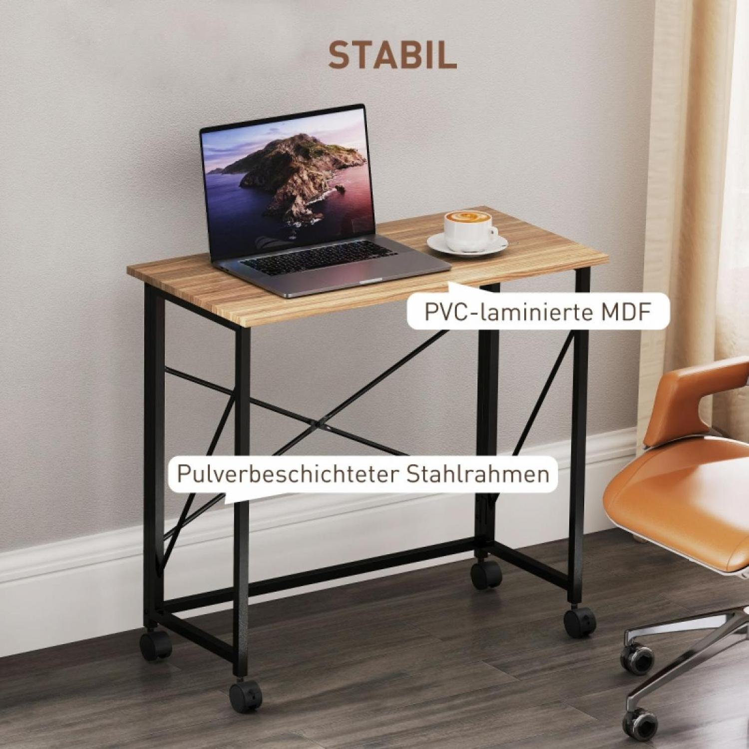 Ein Laptop auf einem Holztisch mit einer Tasse Kaffee. Der Tisch hat ein schwarzes Metallgestell und ist auf Rollen. Rechts ist ein Stuhl.