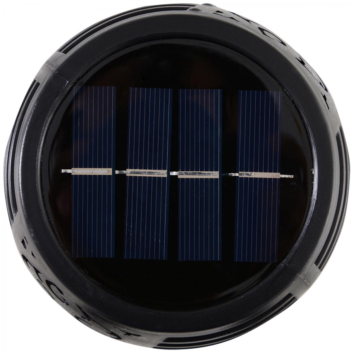 Nahaufnahme einer schwarzen Solarpanel-Leuchte. Das Panel hat vier dunkelblaue Rechtecke und einen schwarzen runden Rahmen.