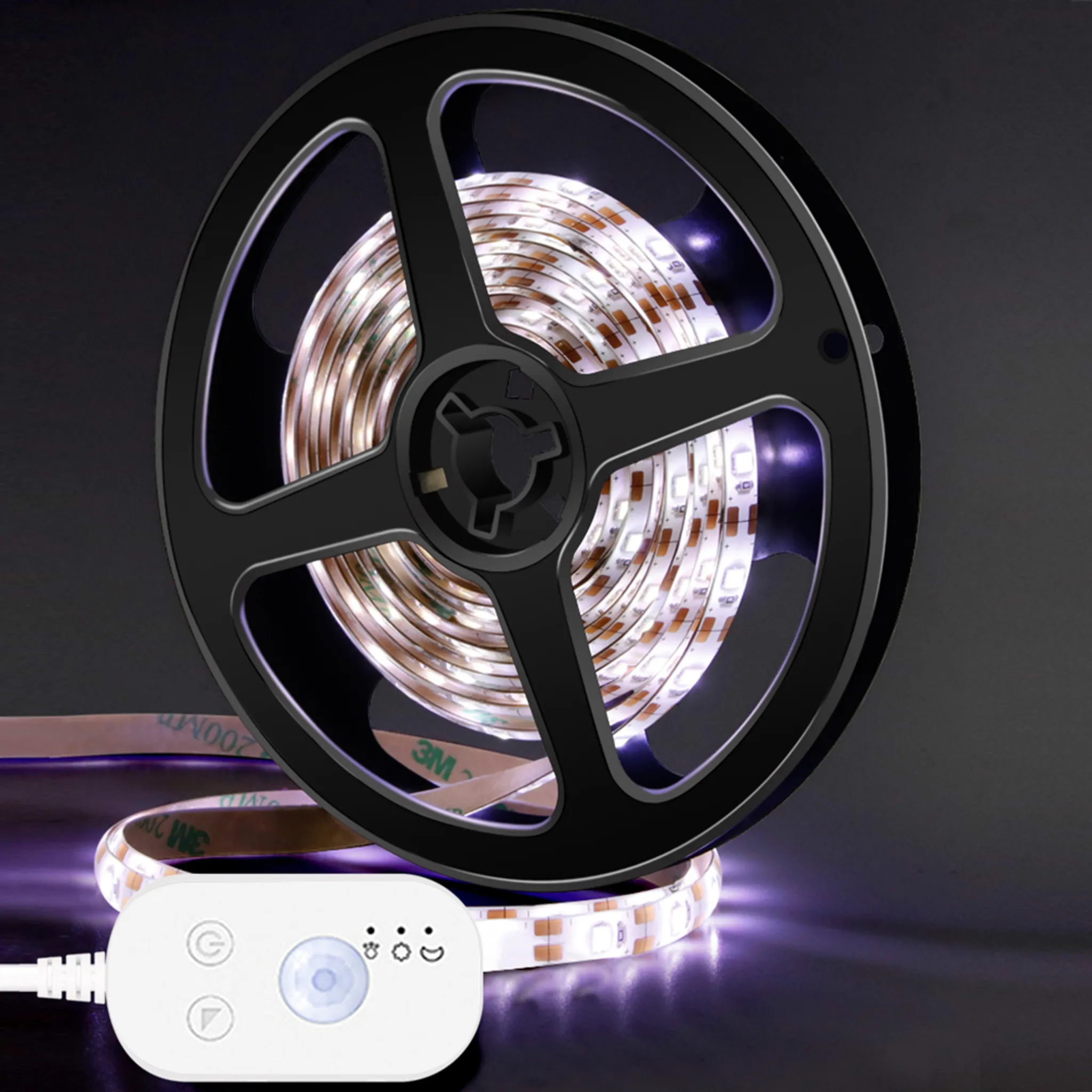 LED-Streifenlichter auf einer schwarzen Rolle, einem Controller und einem Streifen. Die Lichter sind weiß und der Hintergrund ist schwarz.